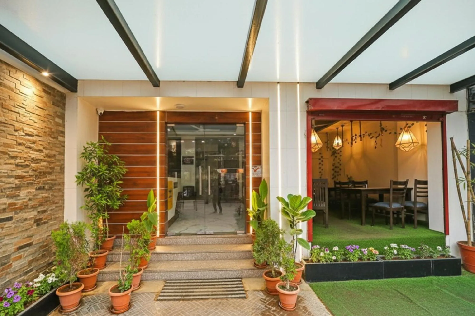 Facade/entrance in Via Prathma