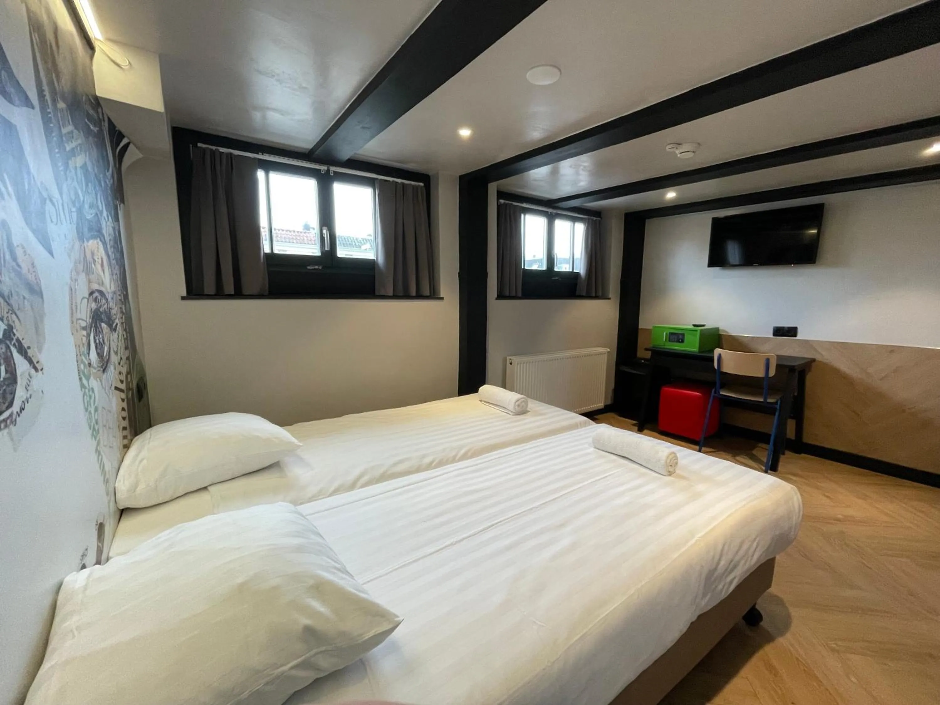 Photo of the whole room, Bed in Heart of Amsterdam Hostel