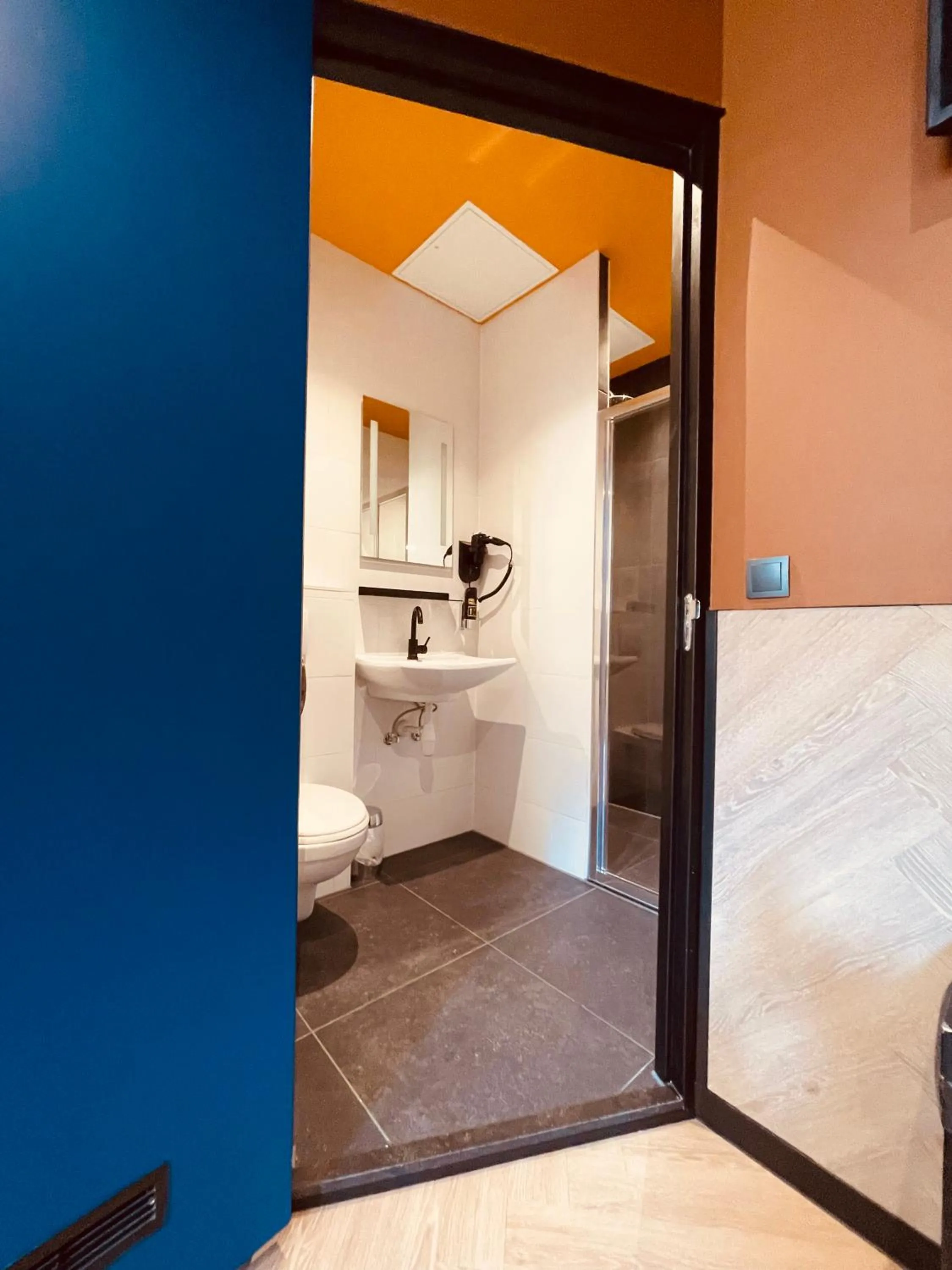 Bathroom, Bed in Heart of Amsterdam Hostel