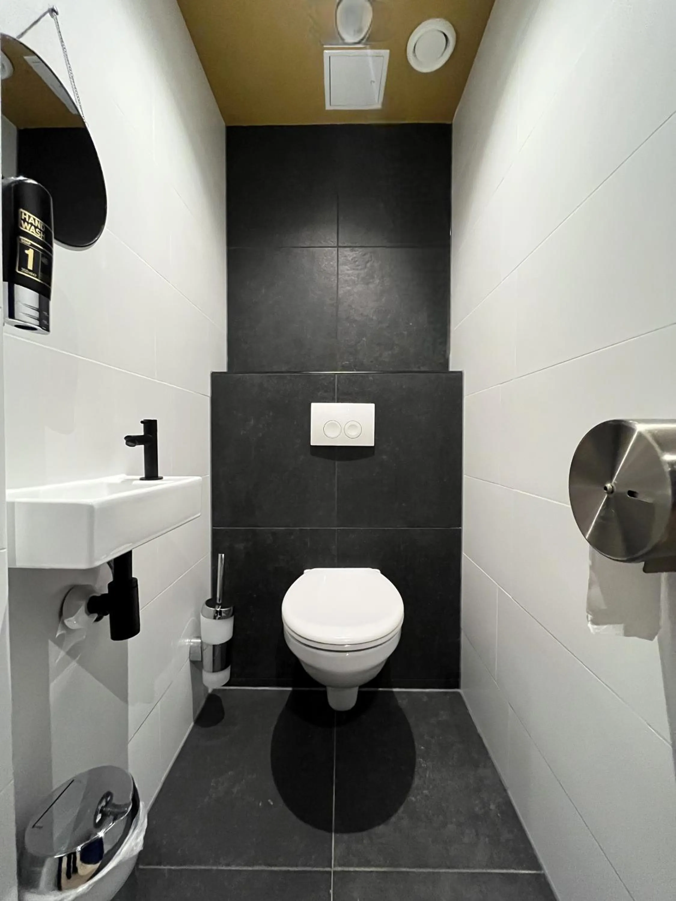 Toilet in Heart of Amsterdam Hostel