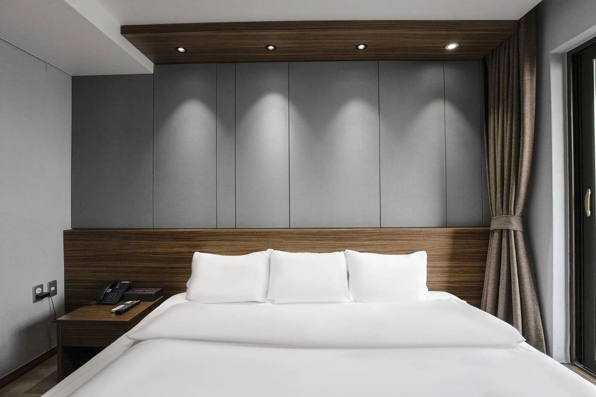 Bed in Western Grace Hotel Incheon