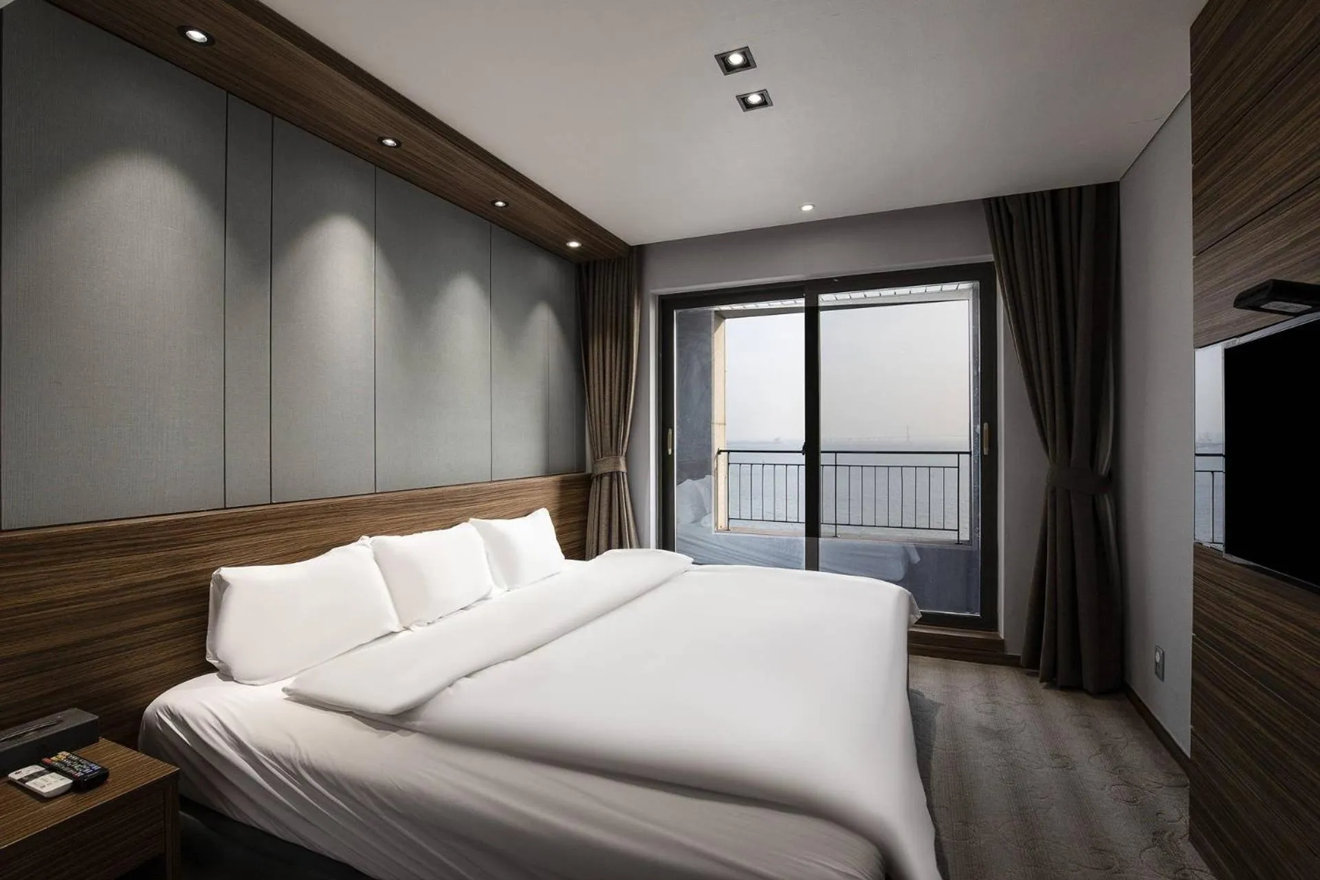 Bed in Western Grace Hotel Incheon