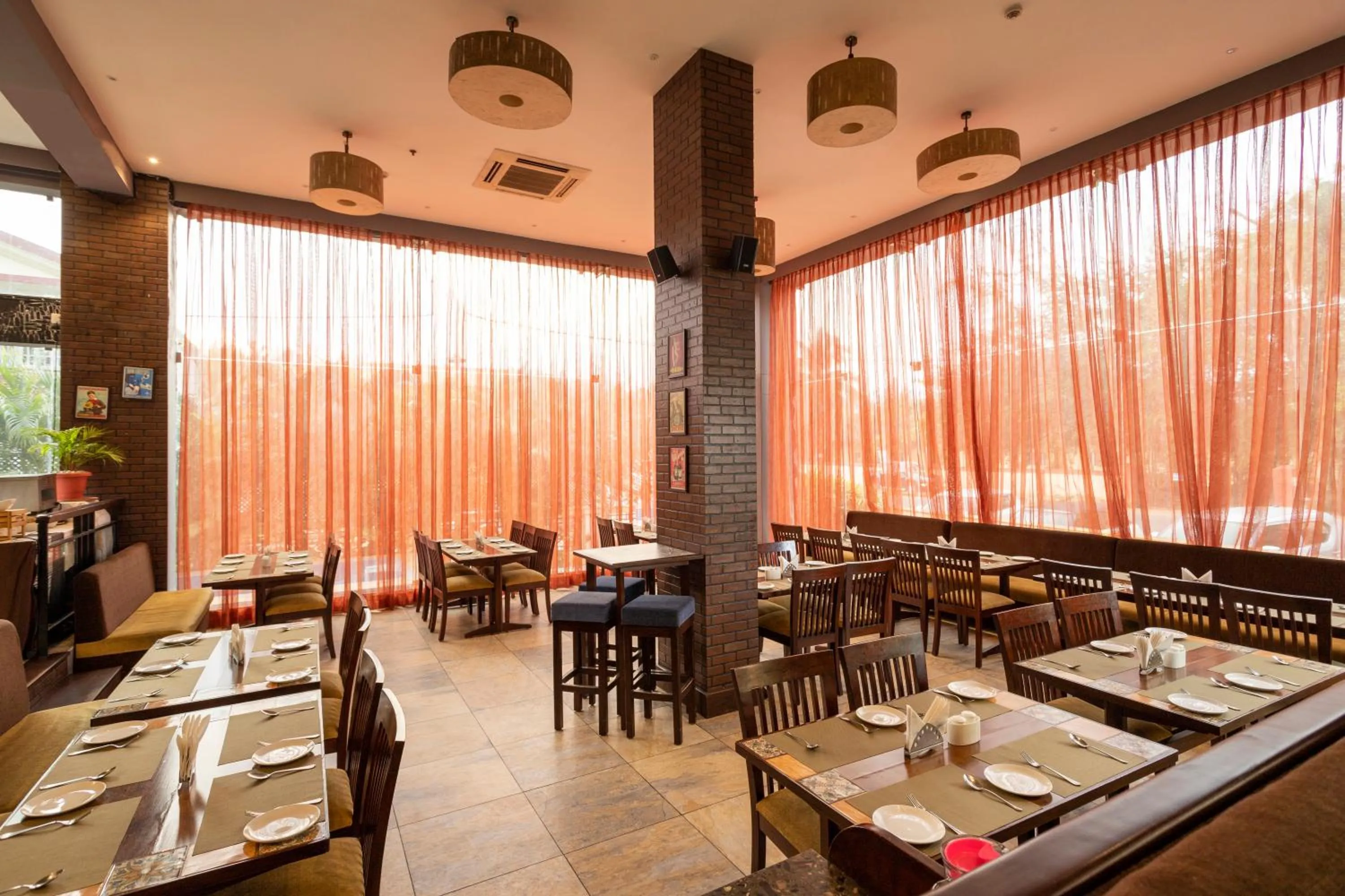 Restaurant/places to eat in Varanda Do Mar