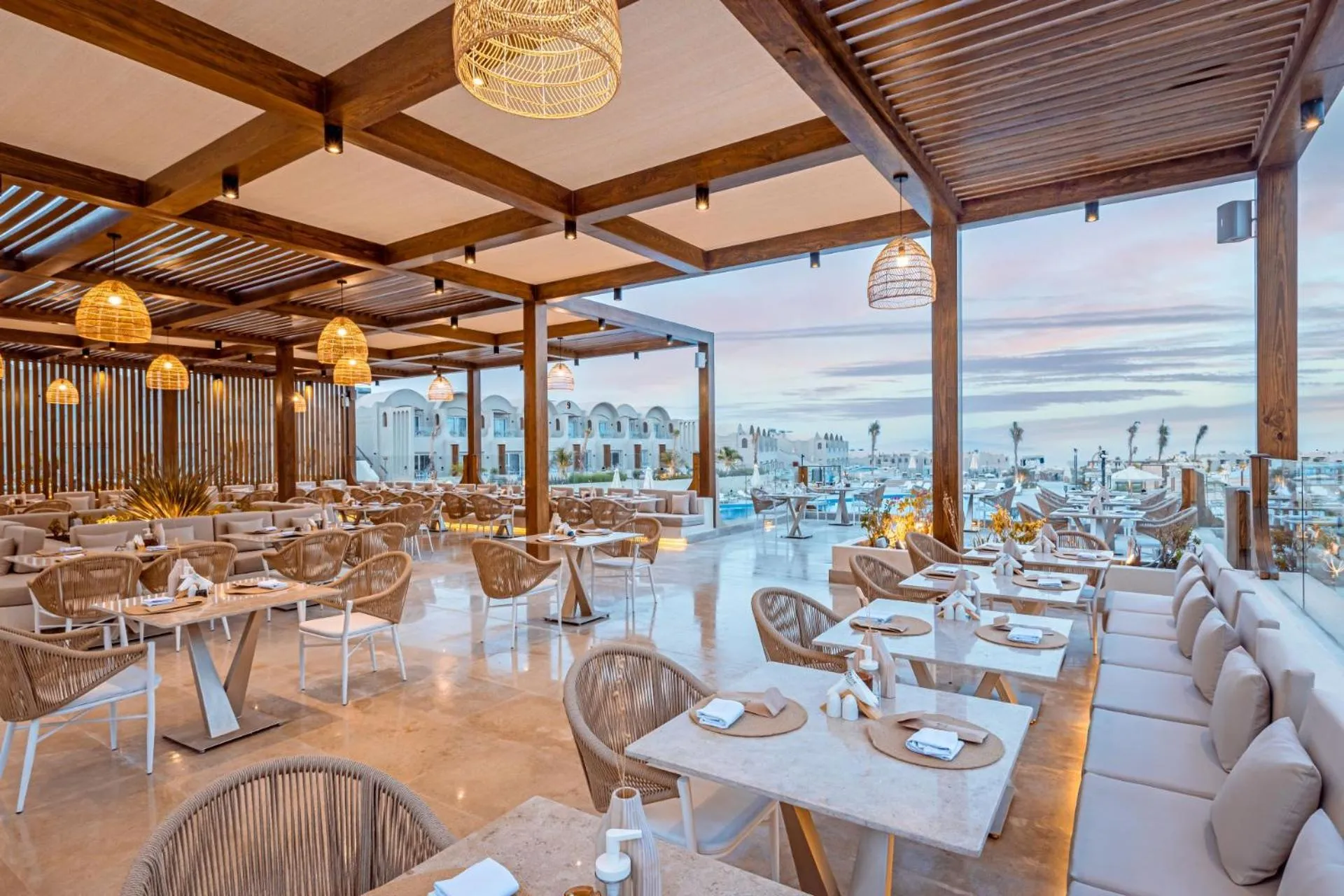 Restaurant/places to eat in Sunrise Anjum Resort