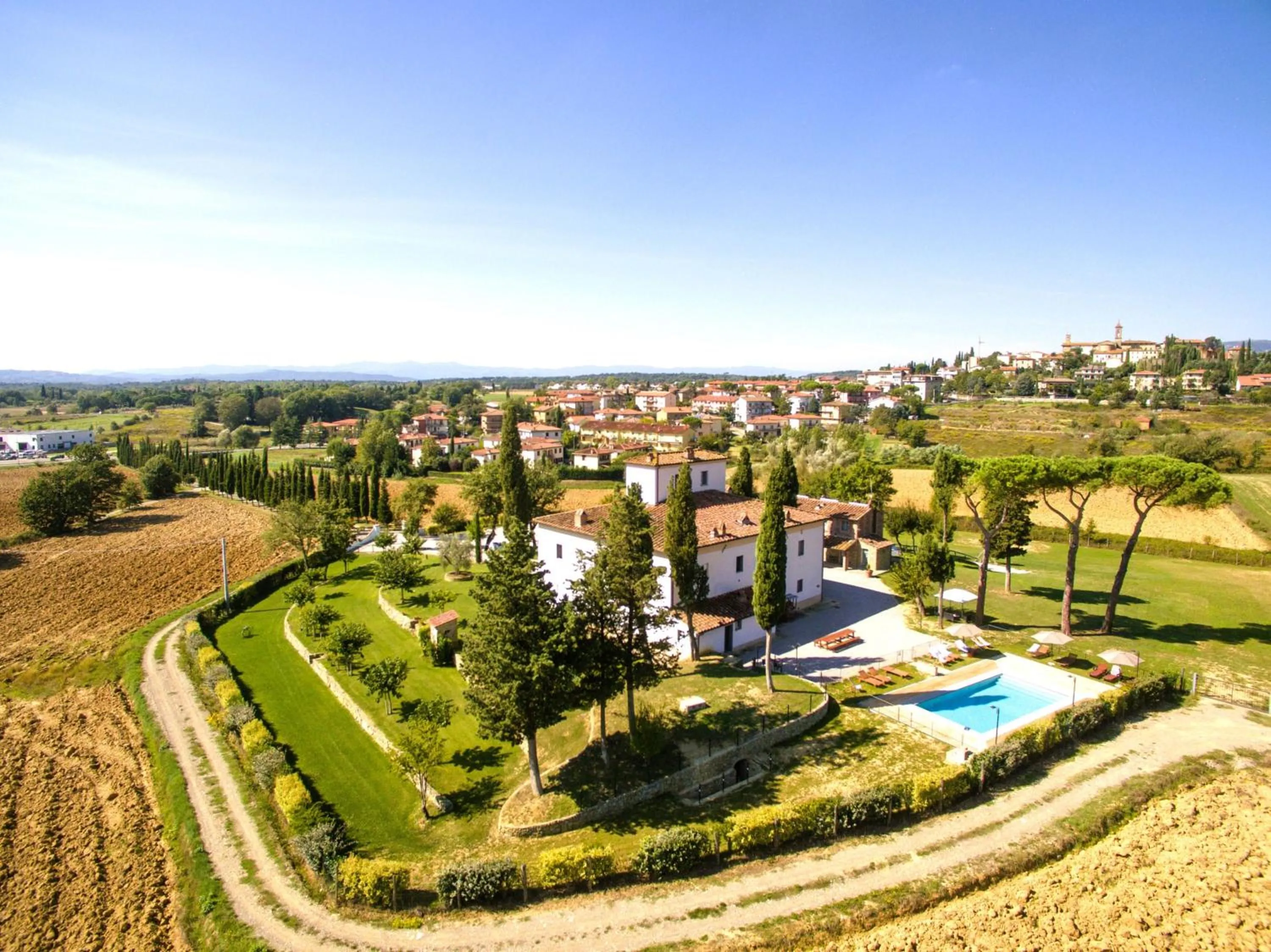 Farmhouse with swimming pool surrounded by greenery just 20 minutes from Arezzo