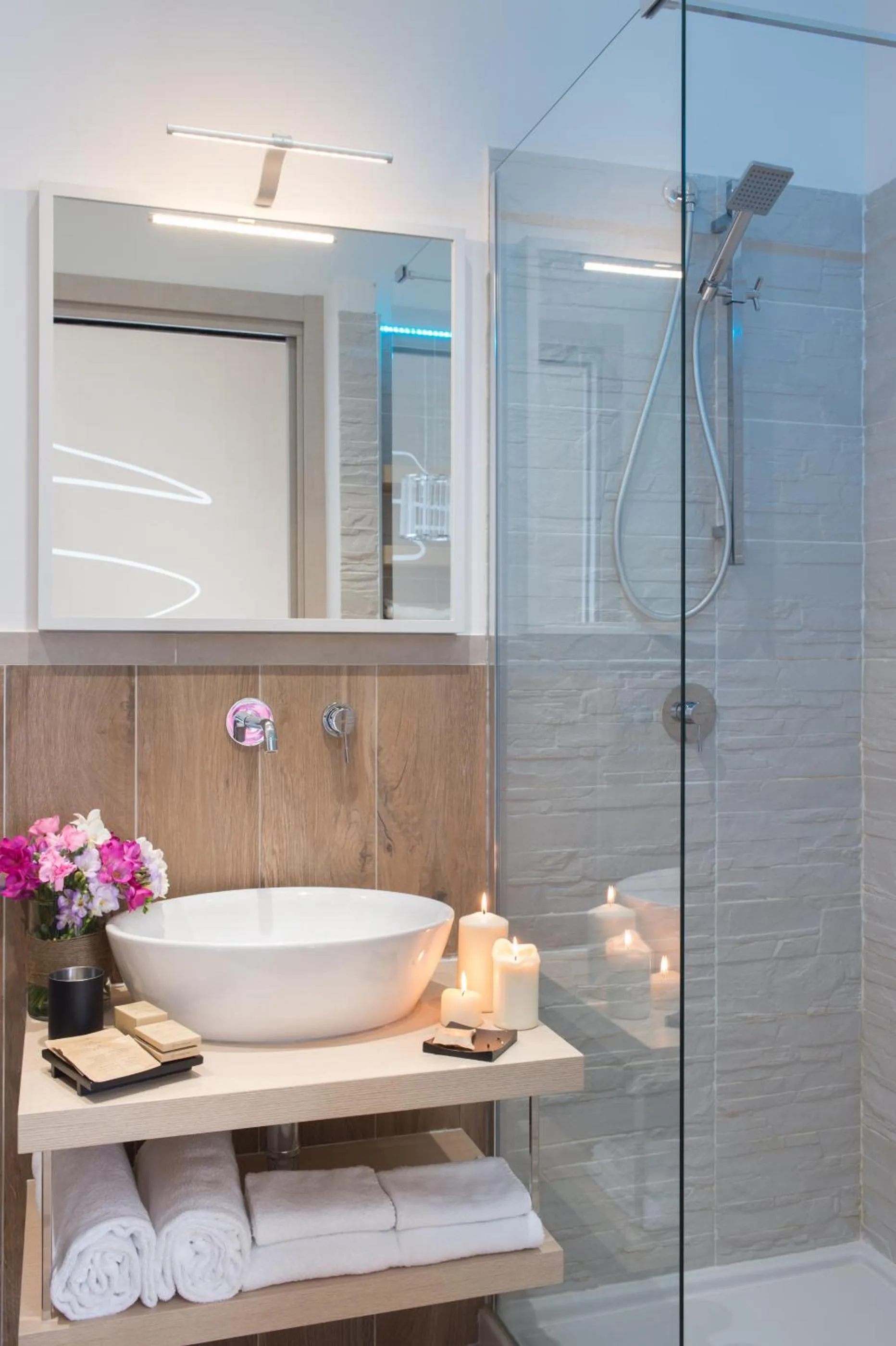 Shower in La Maison des Tout le Monde