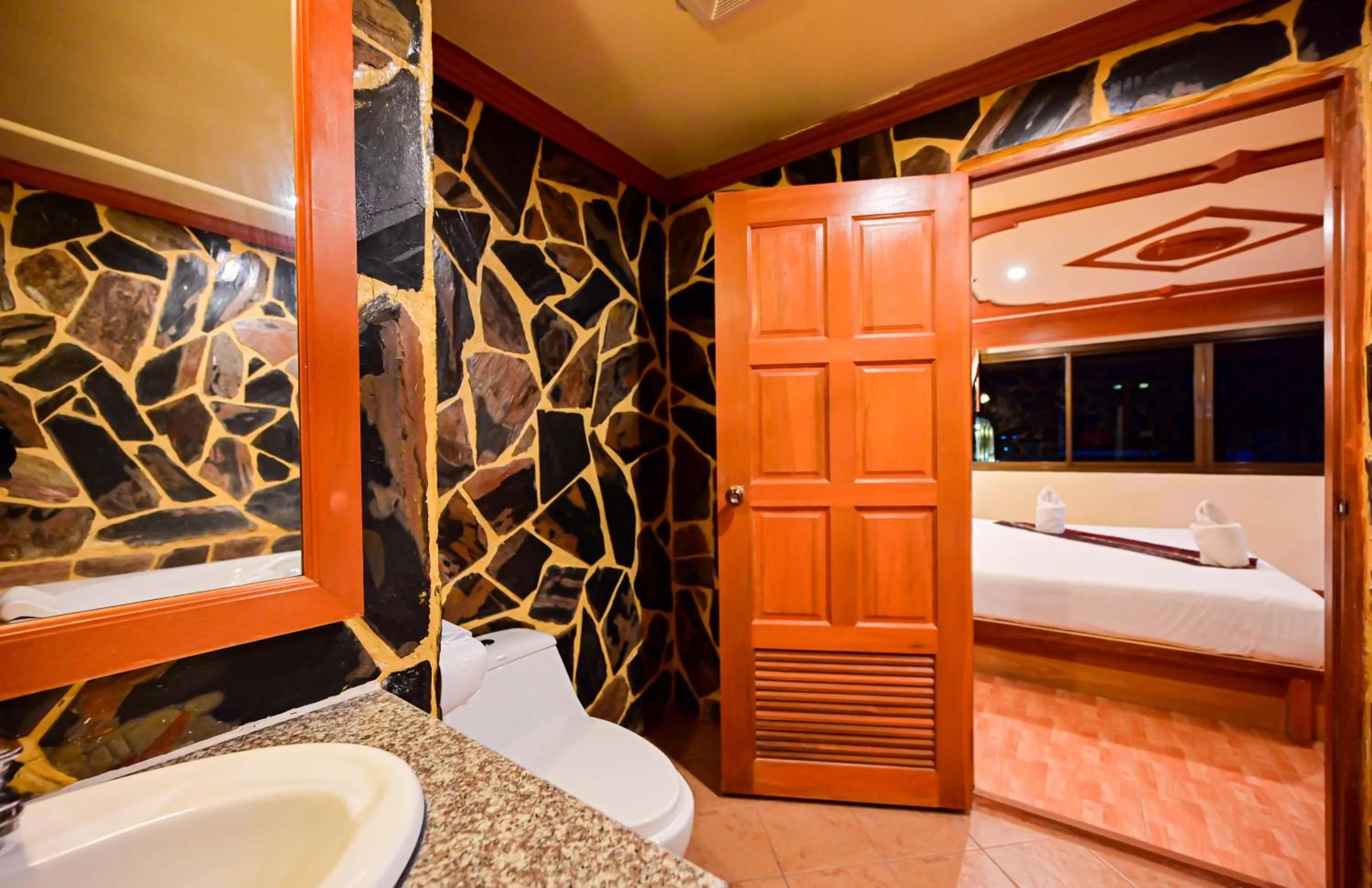 Toilet in Tiger Complex Hotel