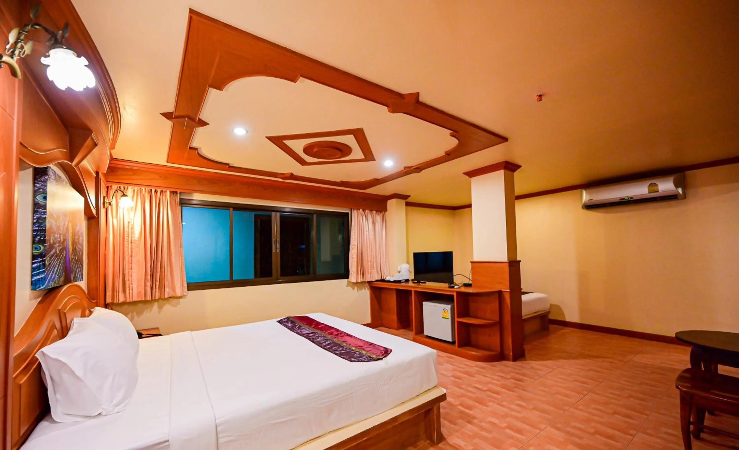Communal lounge/ TV room, Bed in Tiger Complex Hotel