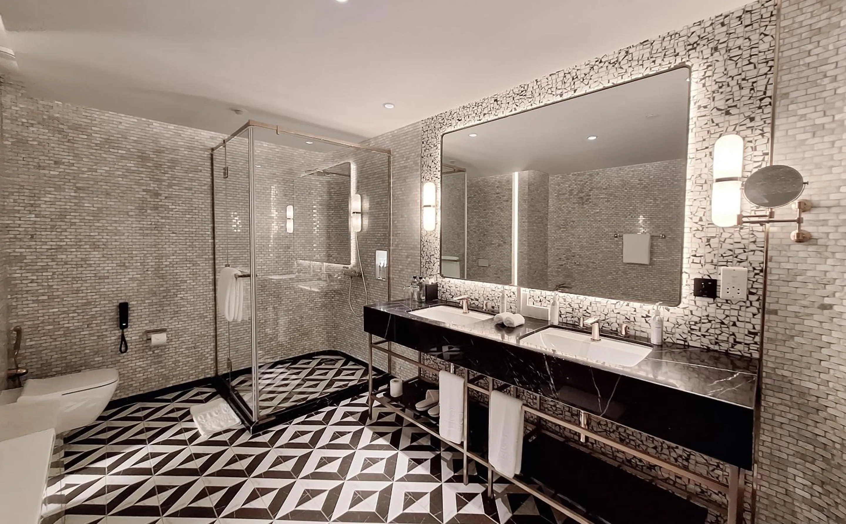 Bathroom, Bed in Glee Nairobi, a Preferred LVX Hotel