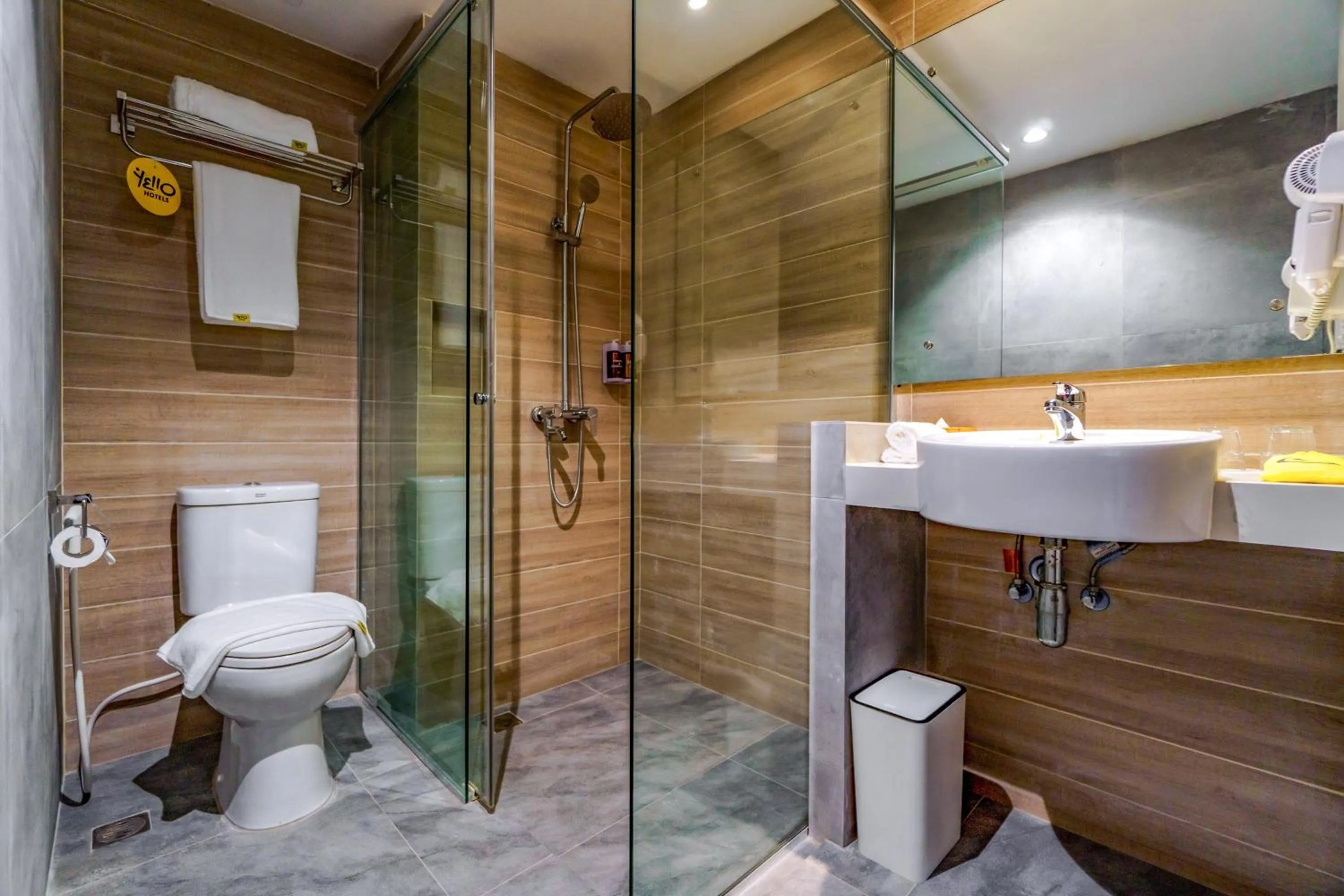 Shower in Yello Hotel Harbour Bay