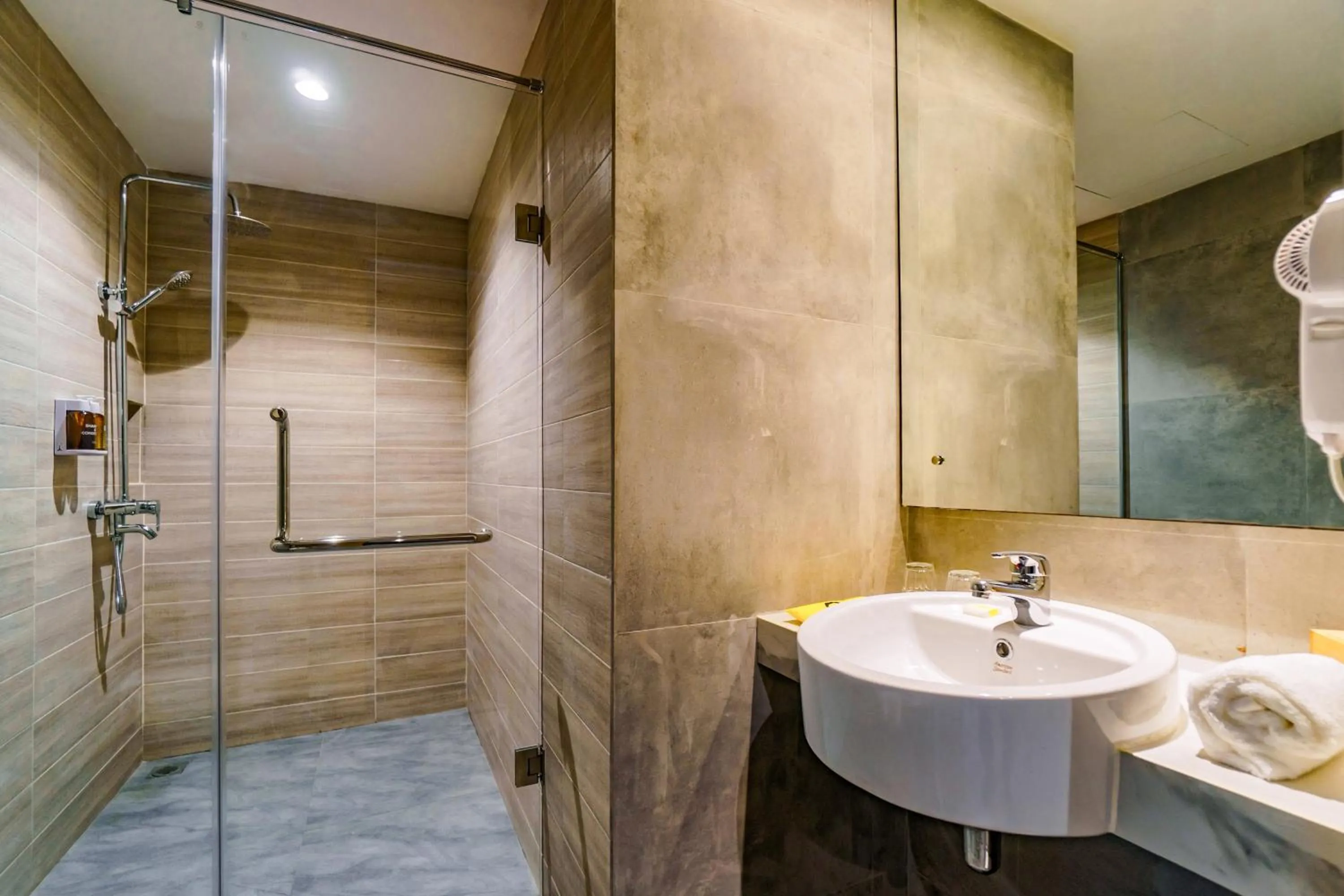 Shower in Yello Hotel Harbour Bay