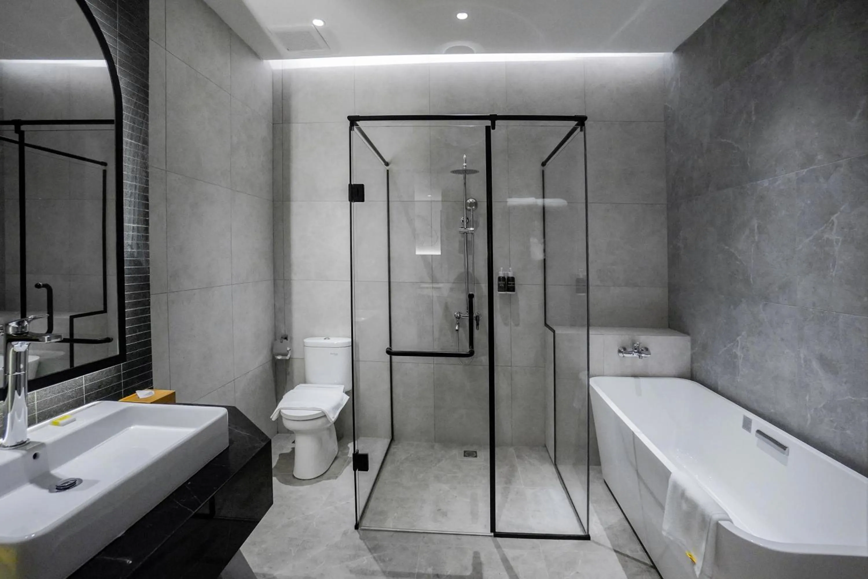 Bath in Yello Hotel Harbour Bay