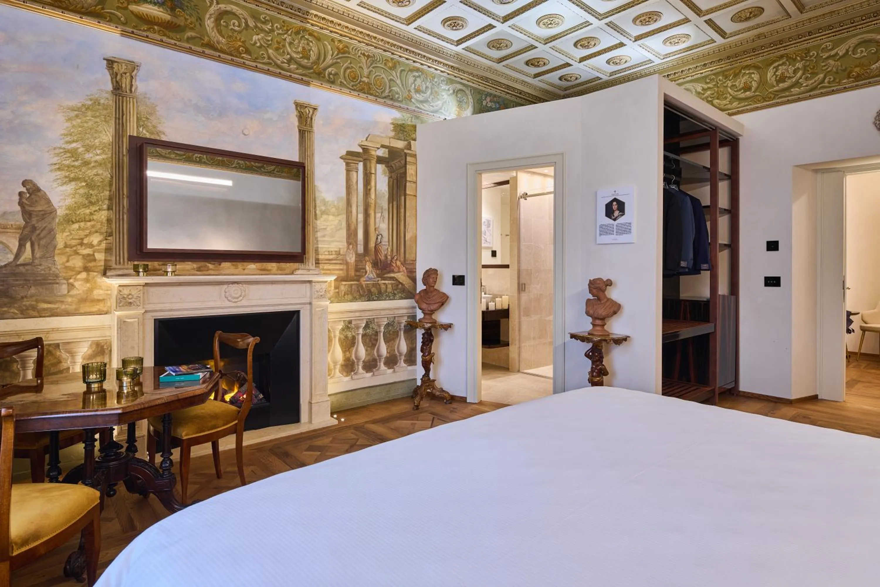 Bed in Duomo Luxury Florence