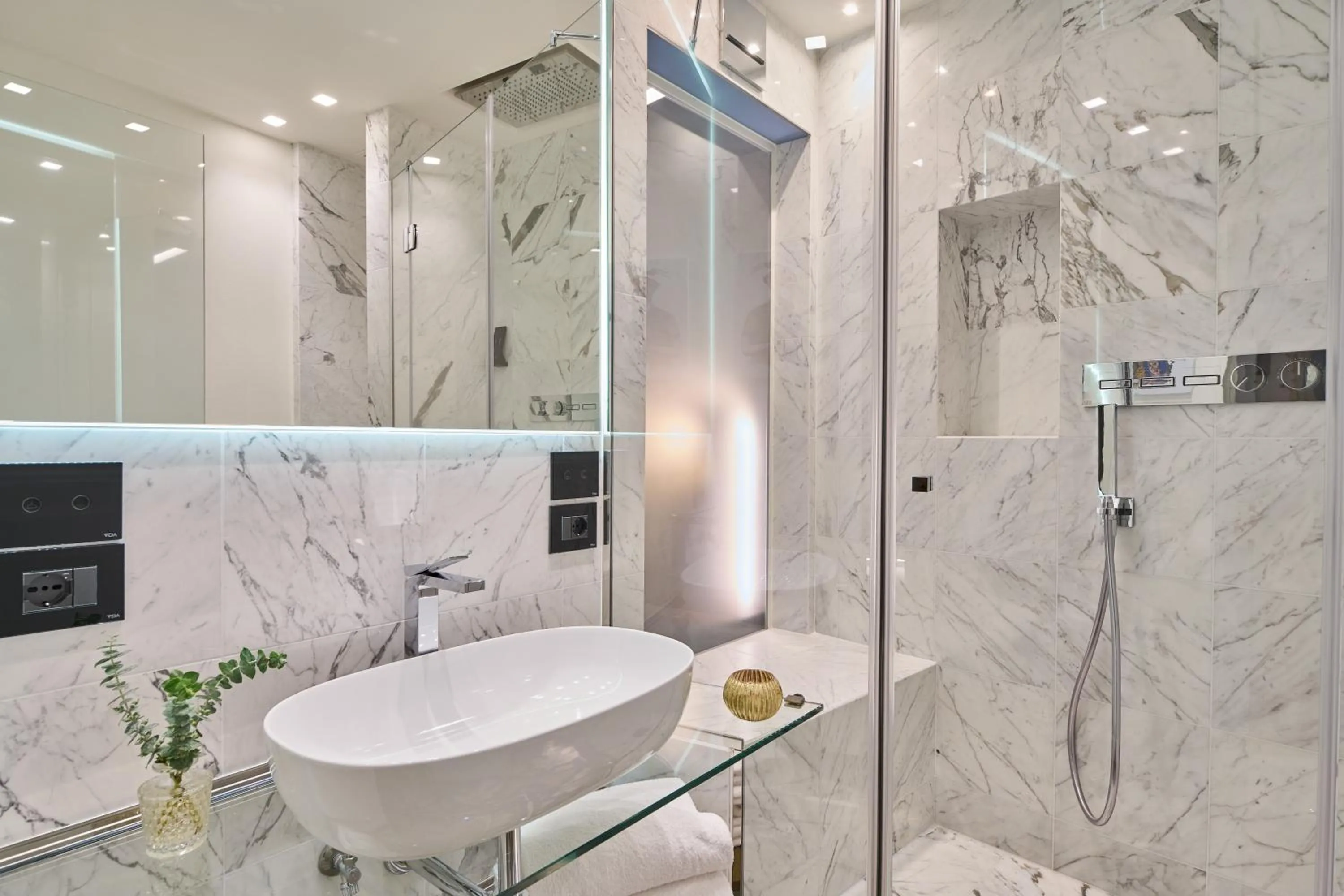 Shower in Duomo Luxury Florence
