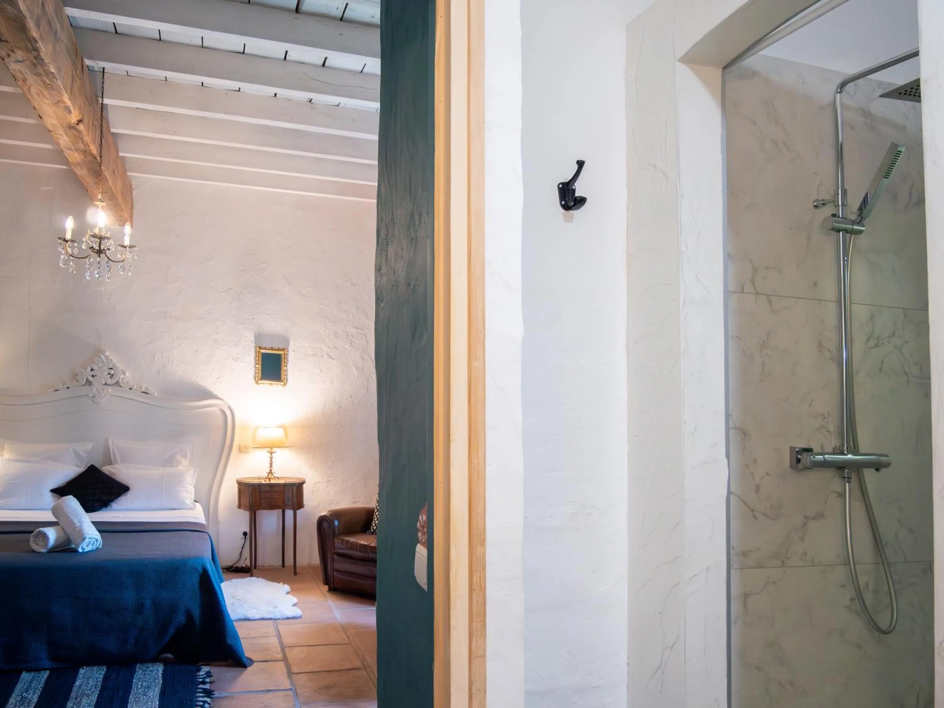 Shower, Bed in Le Mas de la Prade