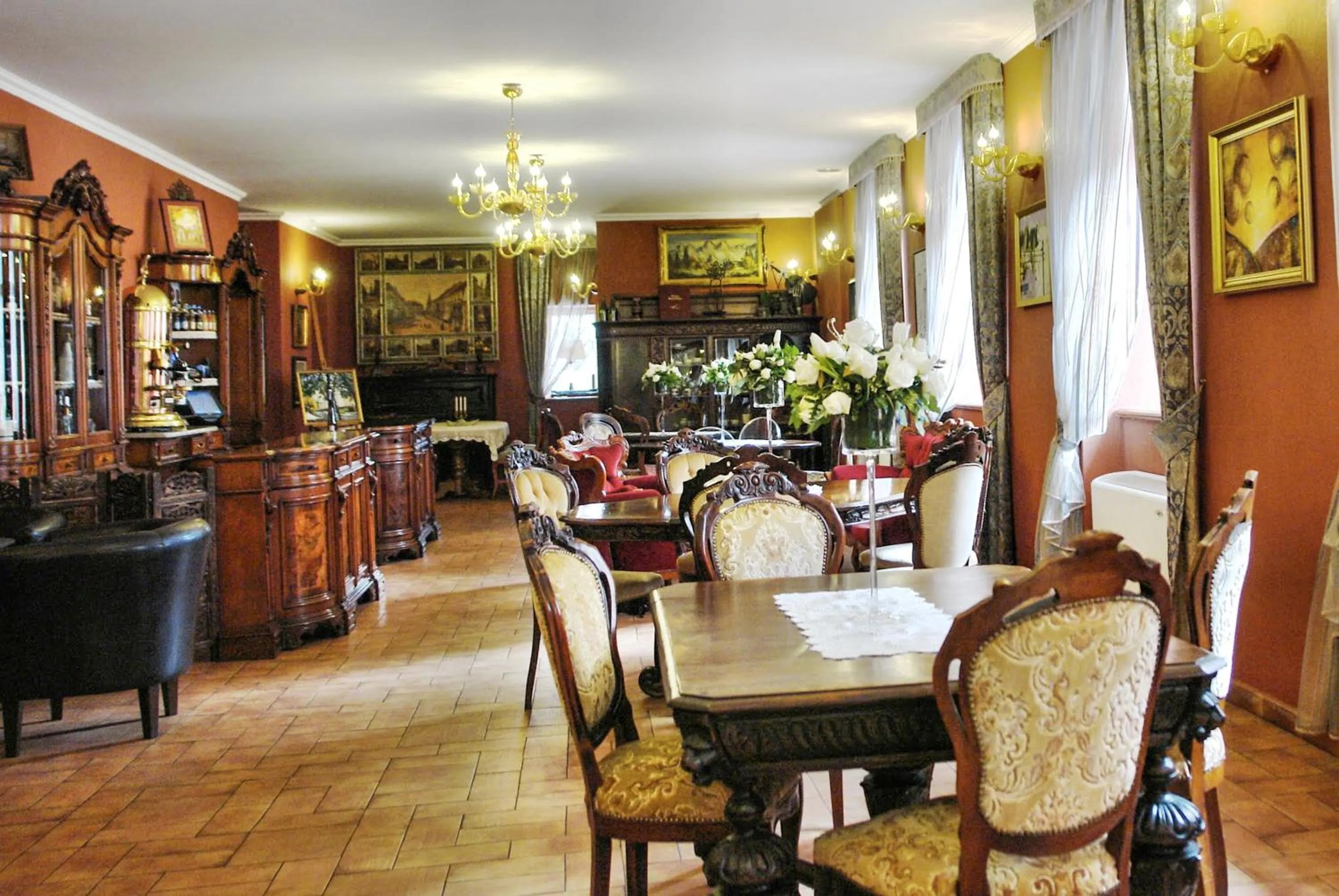 Restaurant/places to eat in Komoda Club Residence