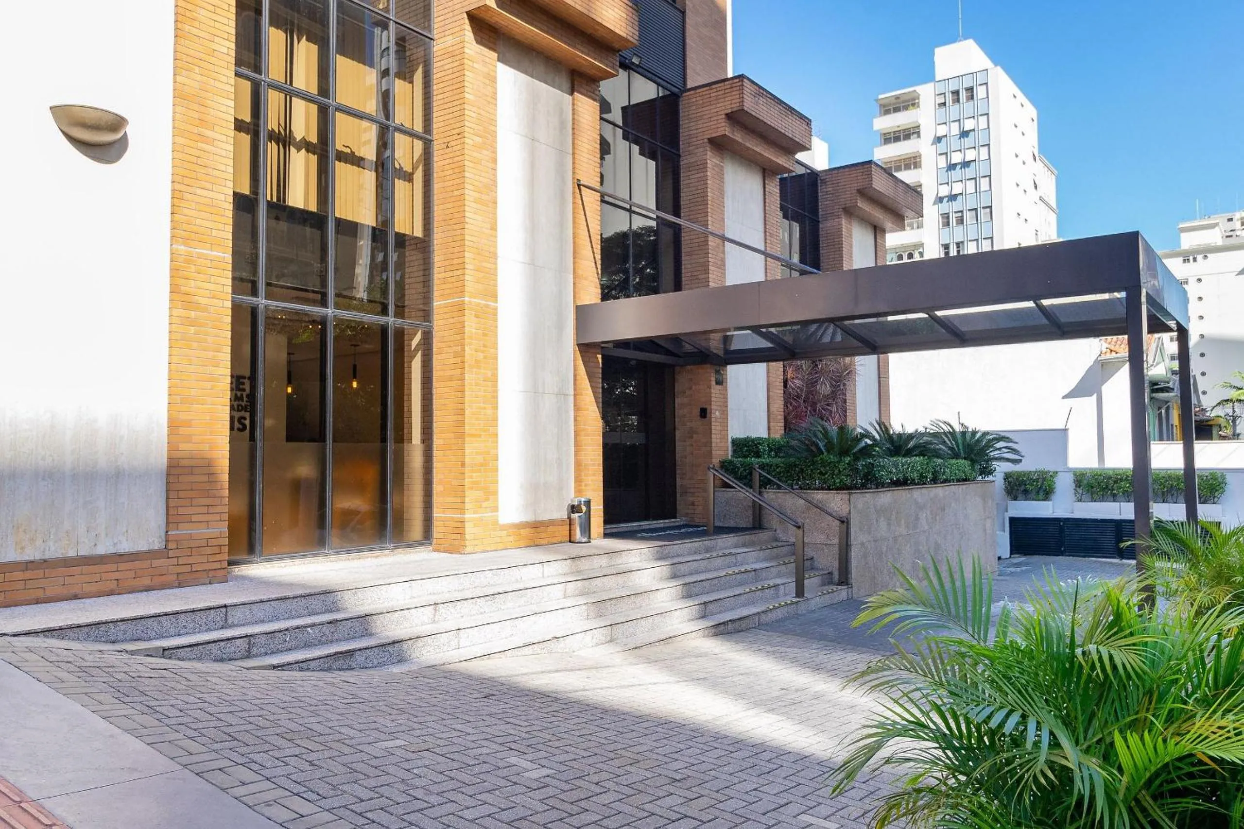 Facade/entrance in LFlats ALAMEDA CAMPINAS Jardim Paulista