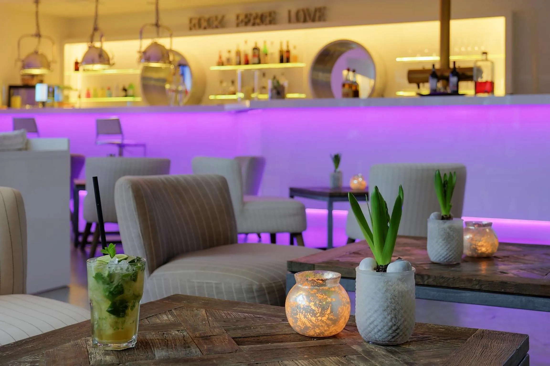 Lounge or bar in FourSide Plaza Hotel Trier, Trademark Collection by Wyndham