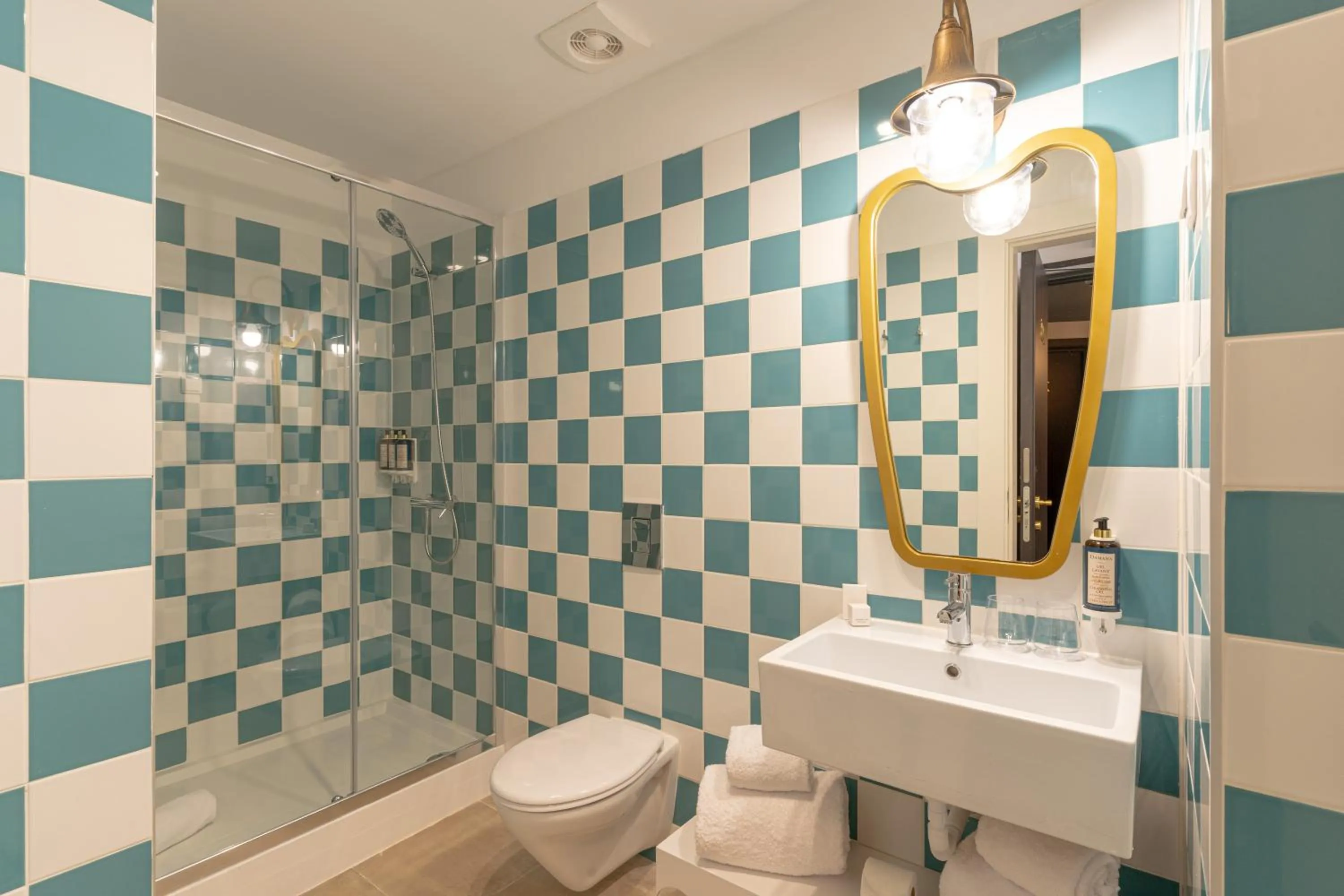 Shower in Westlight Lisboa Madalena