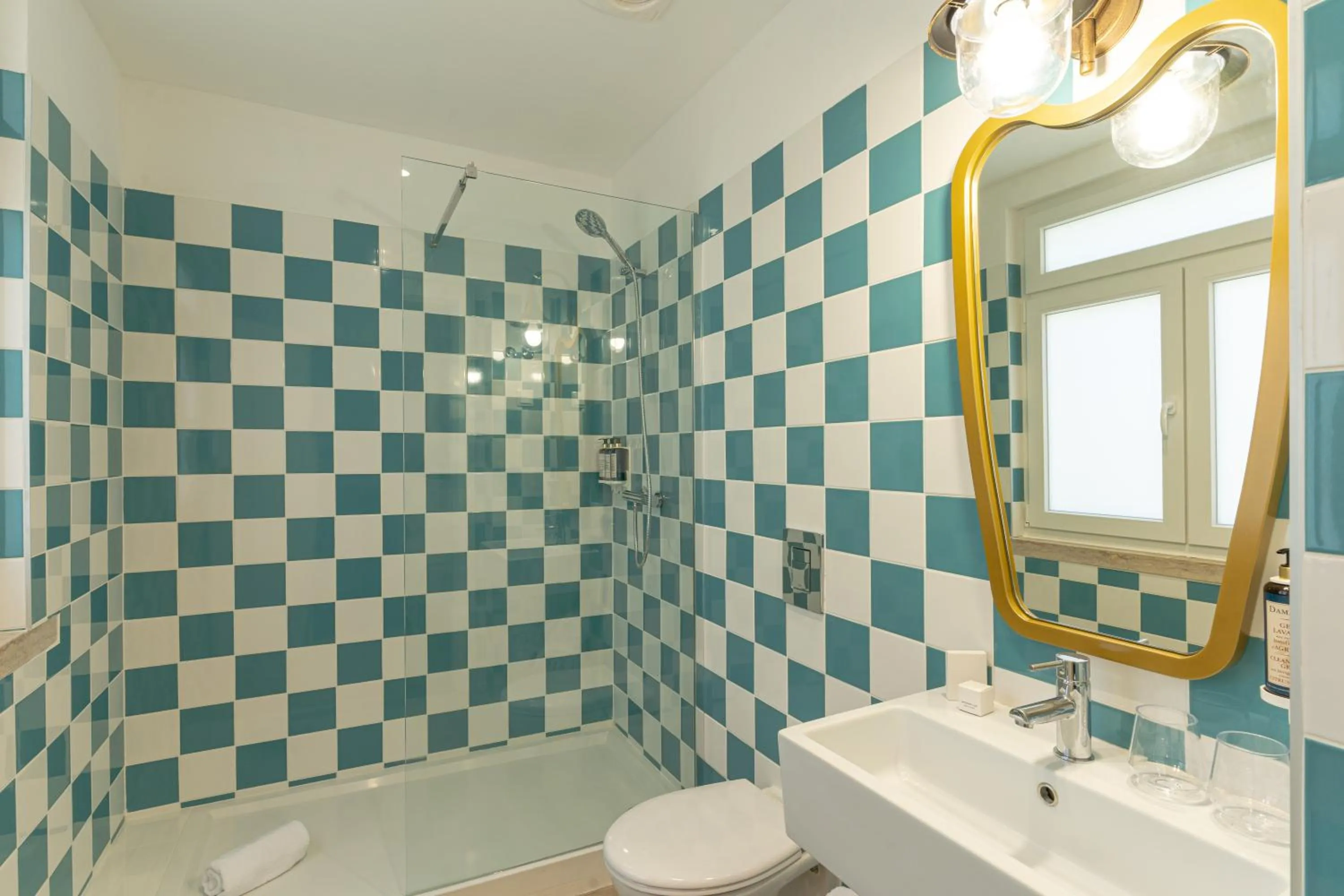 Shower in Westlight Lisboa Madalena