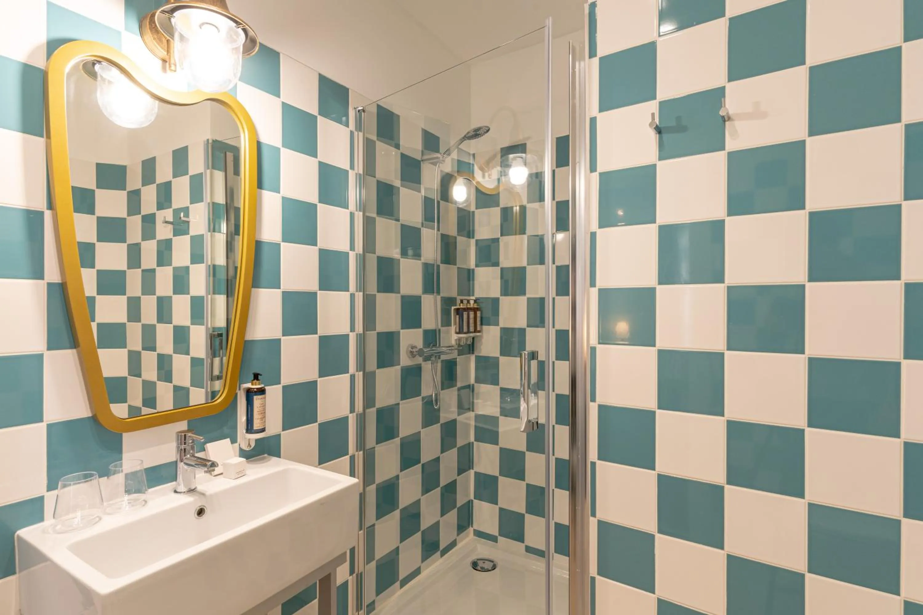 Shower in Westlight Lisboa Madalena