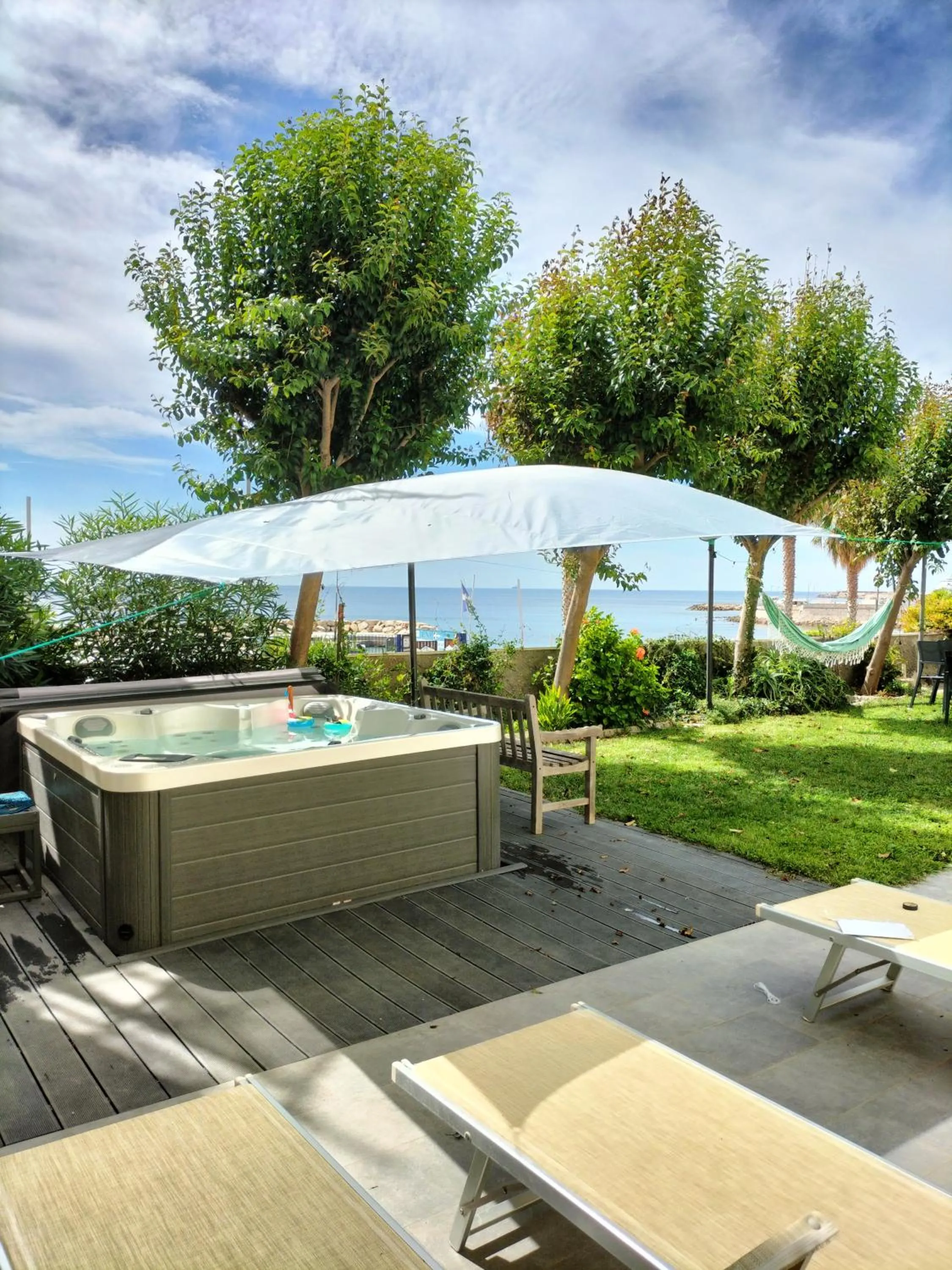 Hot Tub in Maison De Revel