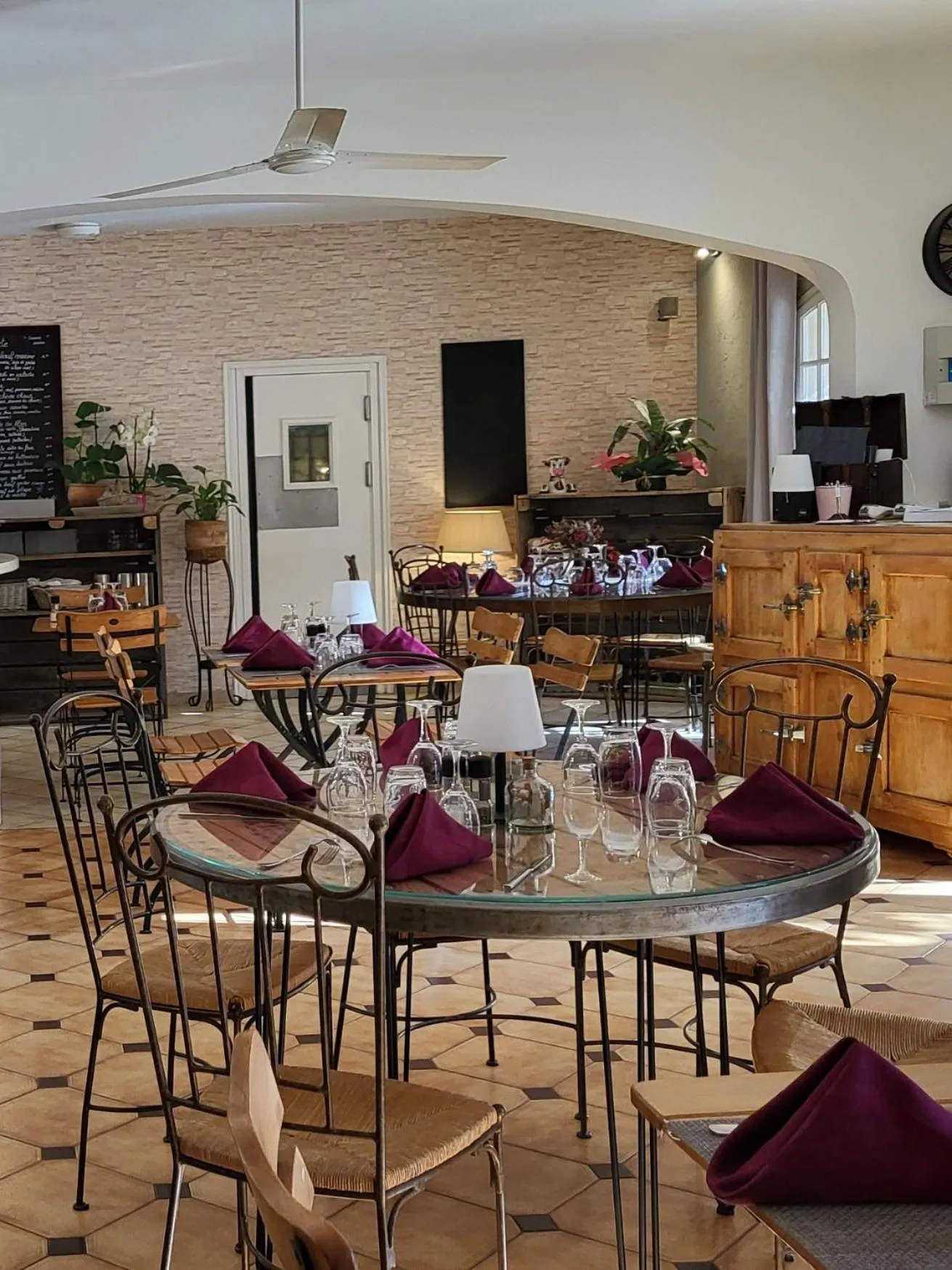 Restaurant/places to eat in Auberge de la Table Ronde