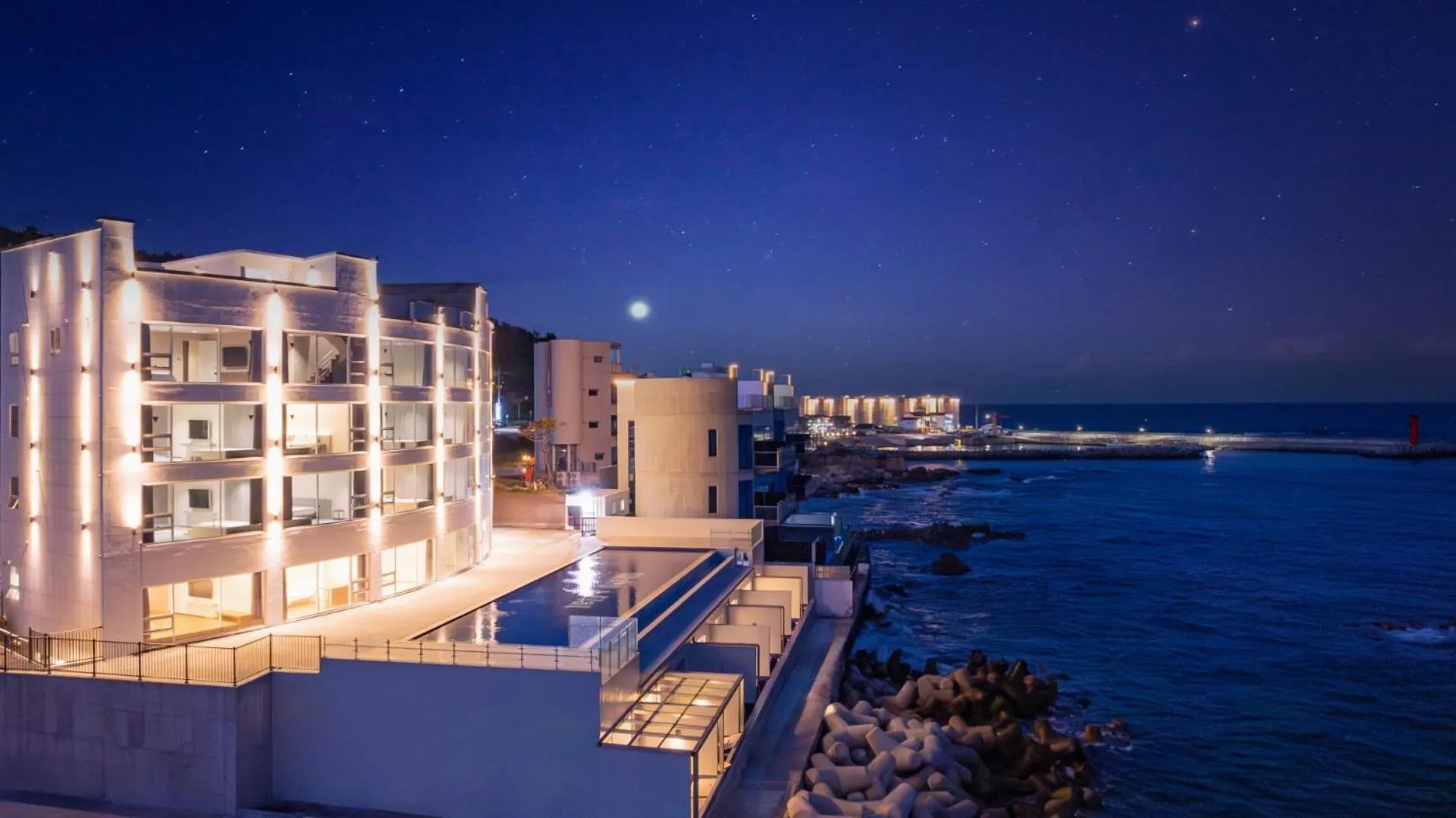 Swimming pool in Sharp & Flat Hotel