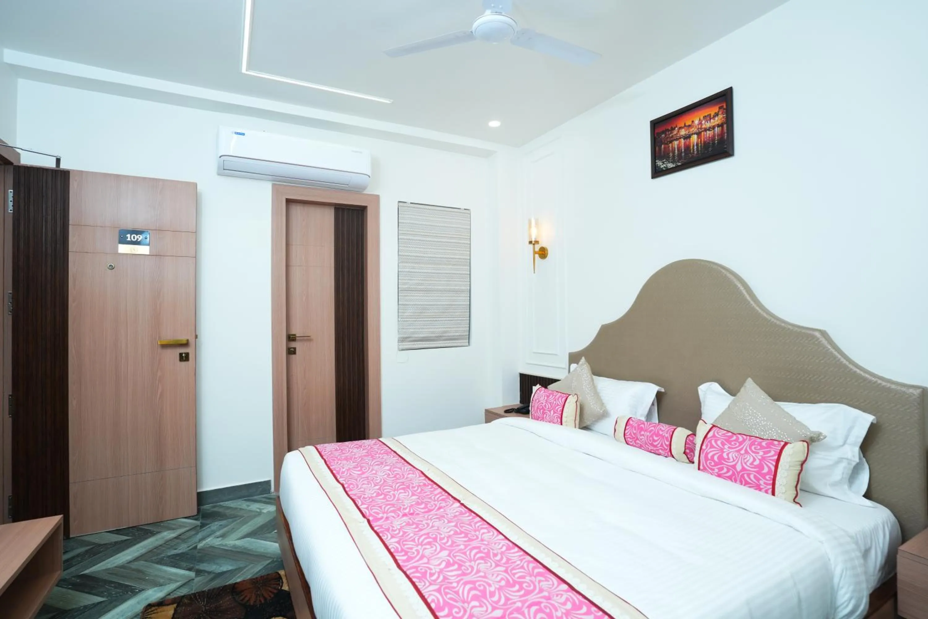 Photo of the whole room, Bed in Anaya Retreat