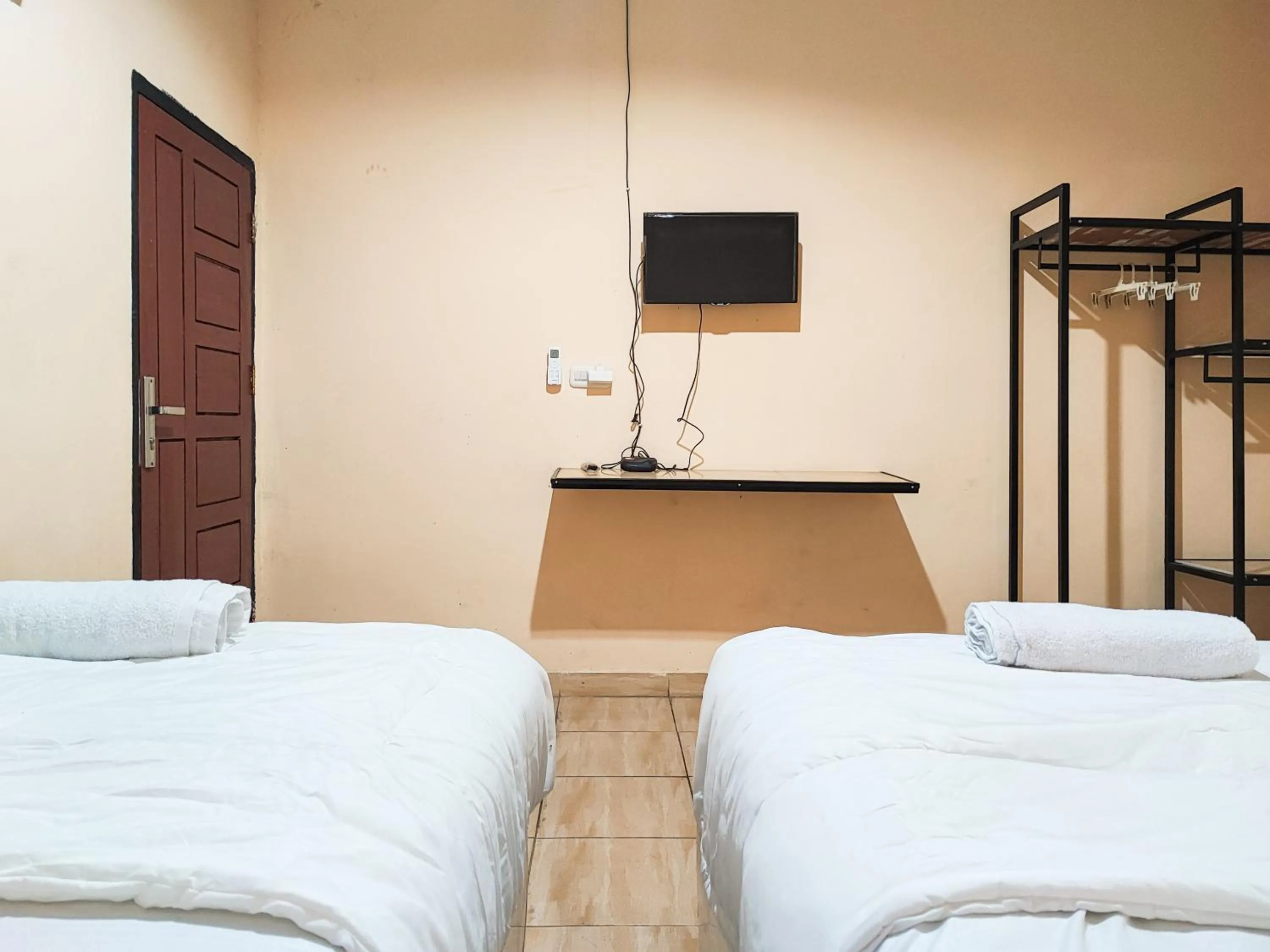 Bedroom, Bed in RedDoorz Syariah near Terminal Alam Barajo Jambi