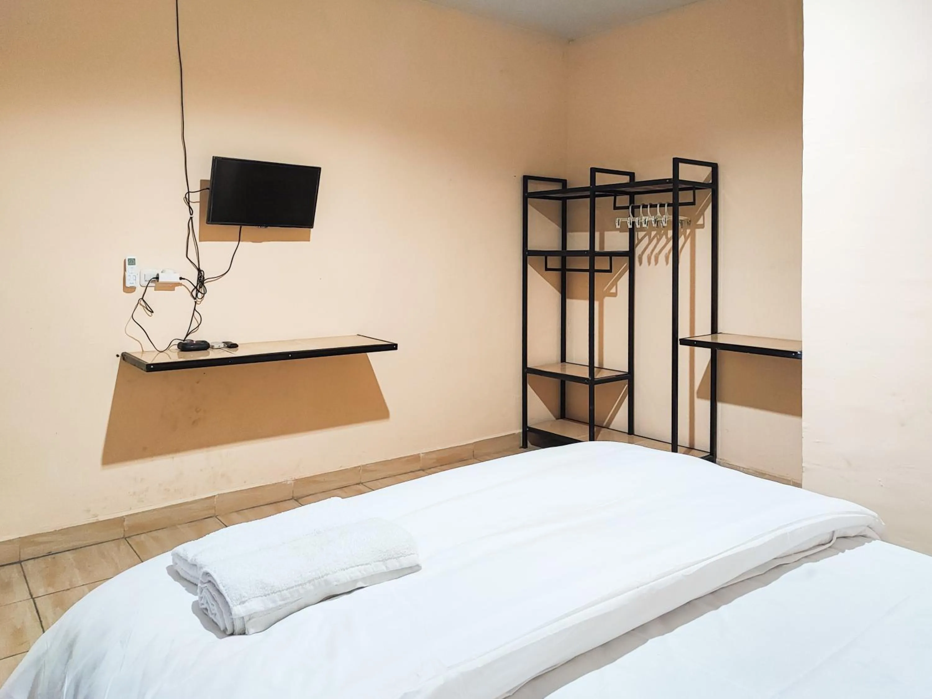 Bedroom, Bed in RedDoorz Syariah near Terminal Alam Barajo Jambi