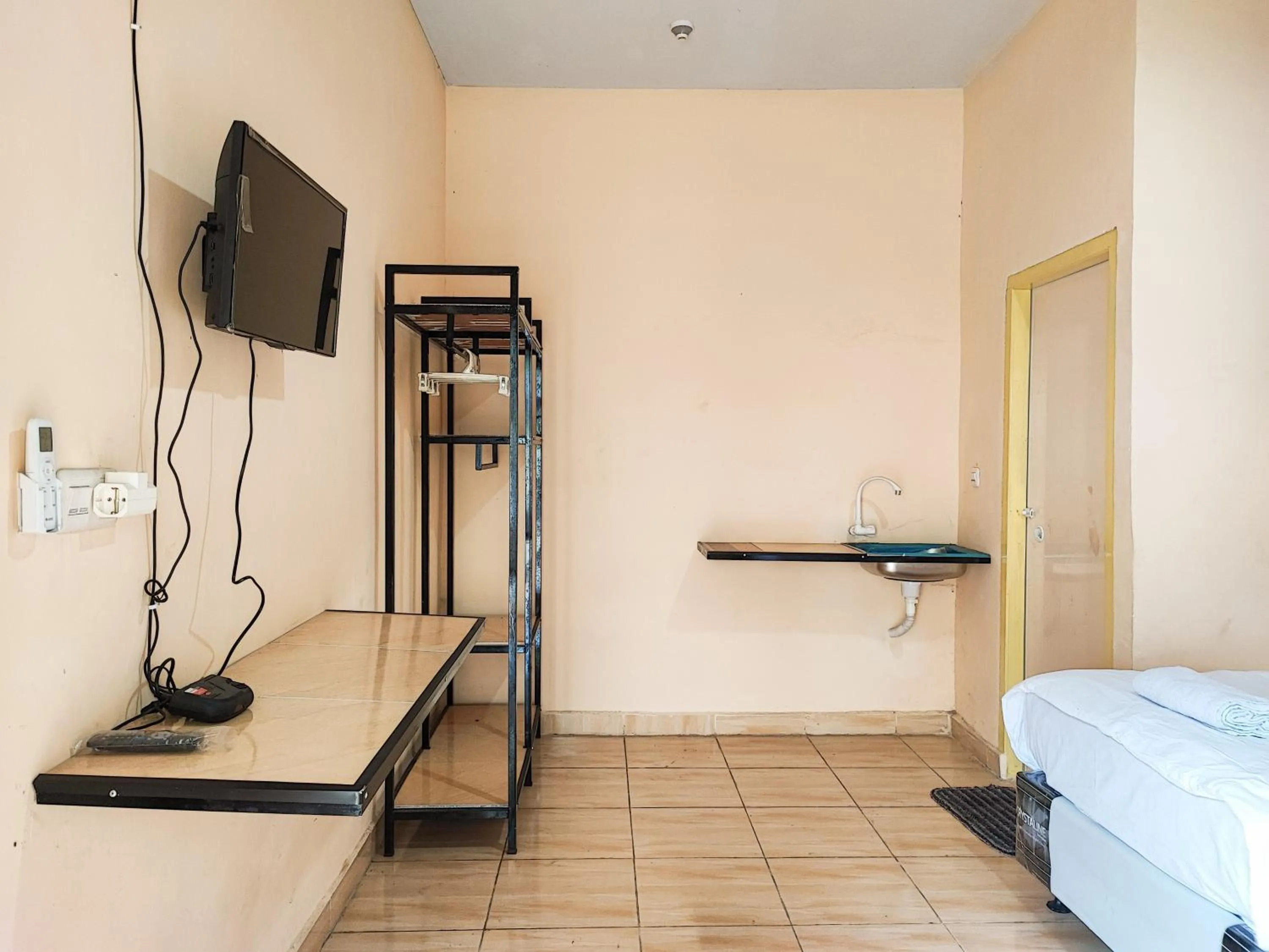 Bedroom, Bed in RedDoorz Syariah near Terminal Alam Barajo Jambi