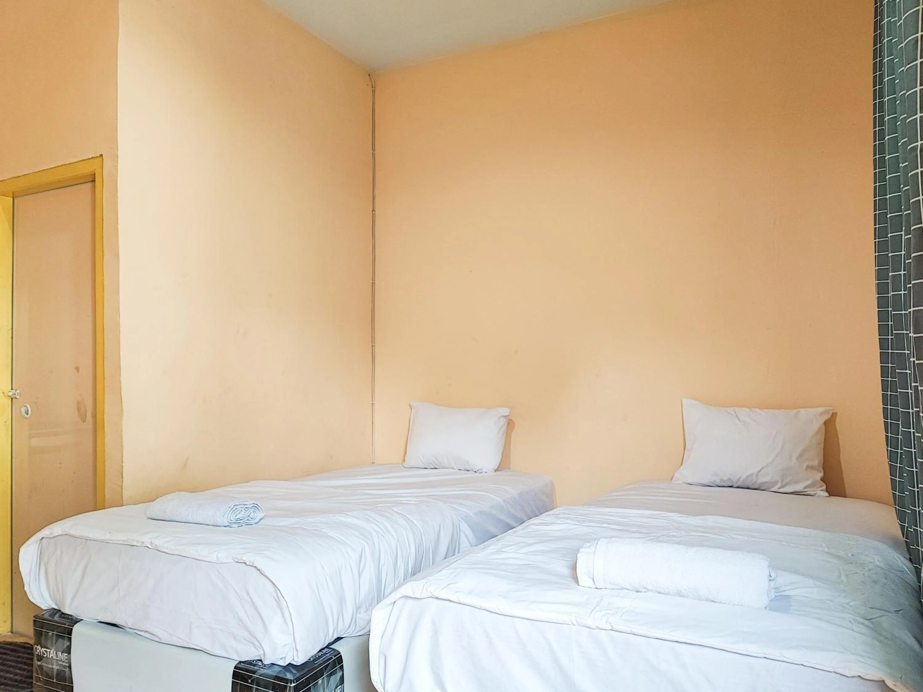 Bedroom, Bed in RedDoorz Syariah near Terminal Alam Barajo Jambi