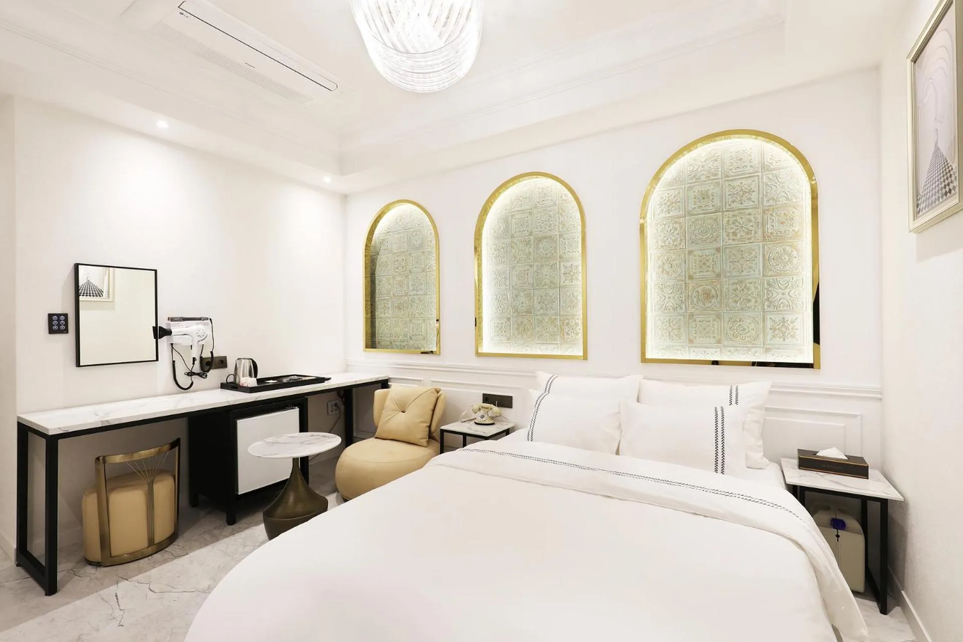 Property building, Bed in Mari Hotel