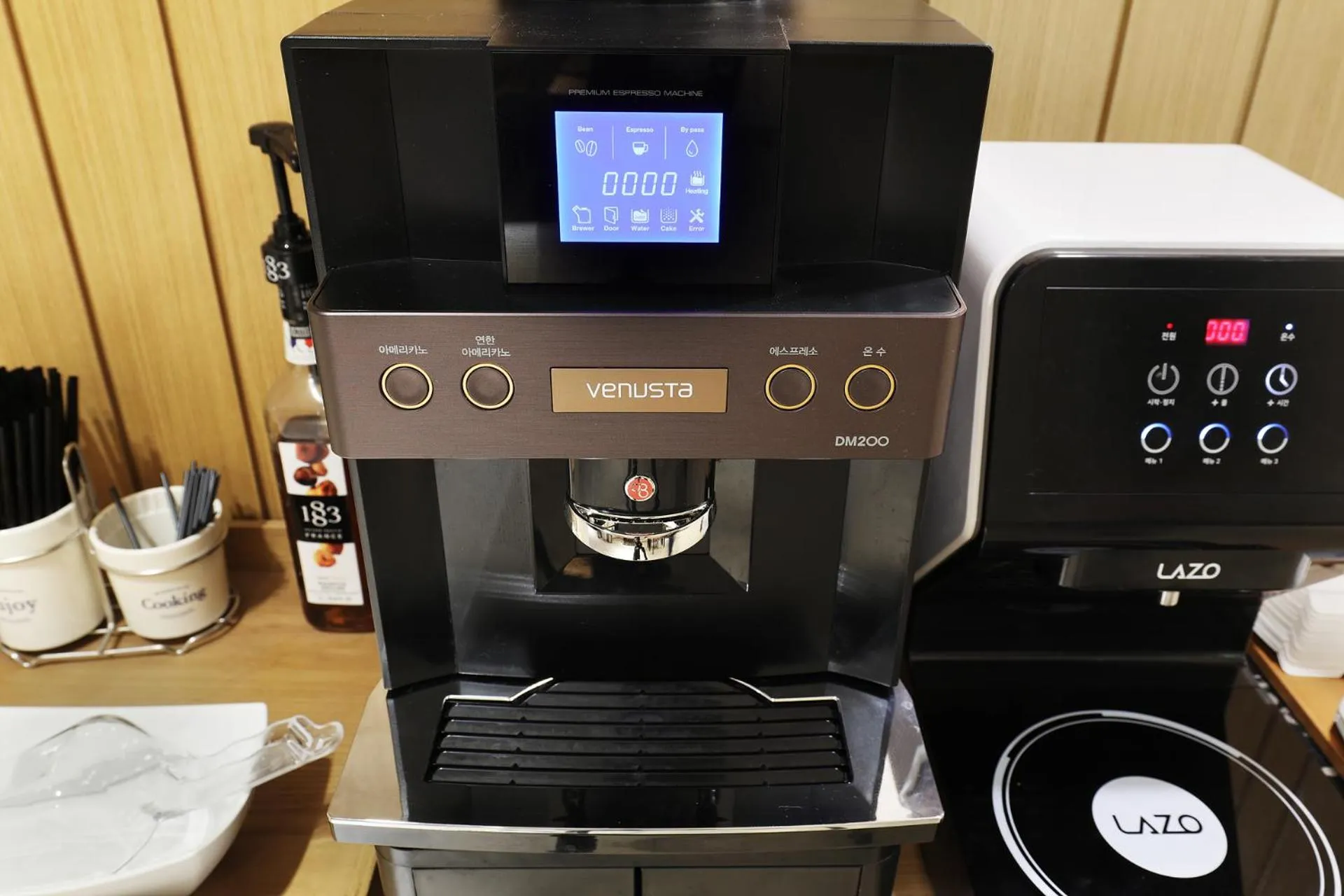 Restaurant/places to eat in Mari Hotel