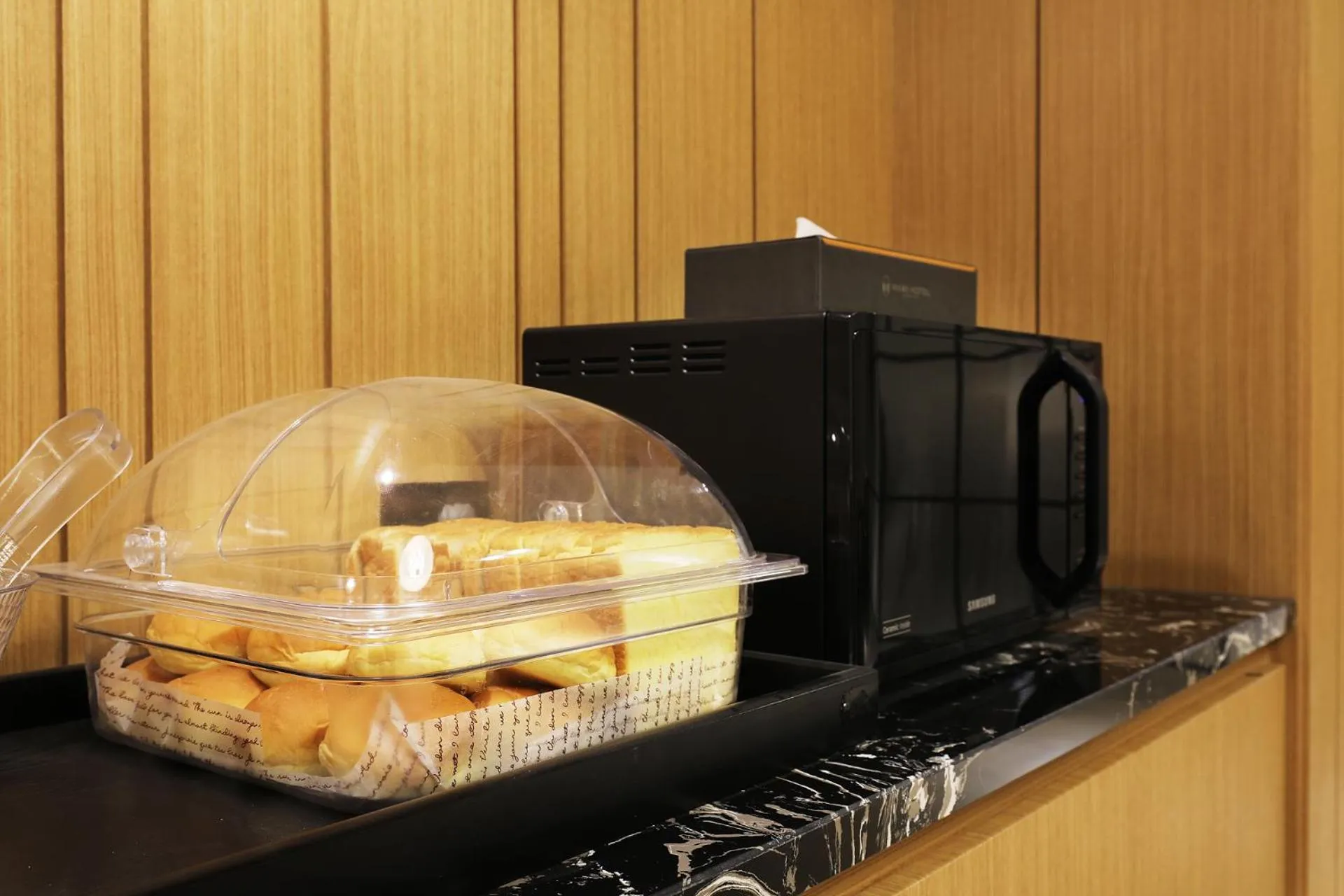 Restaurant/places to eat in Mari Hotel