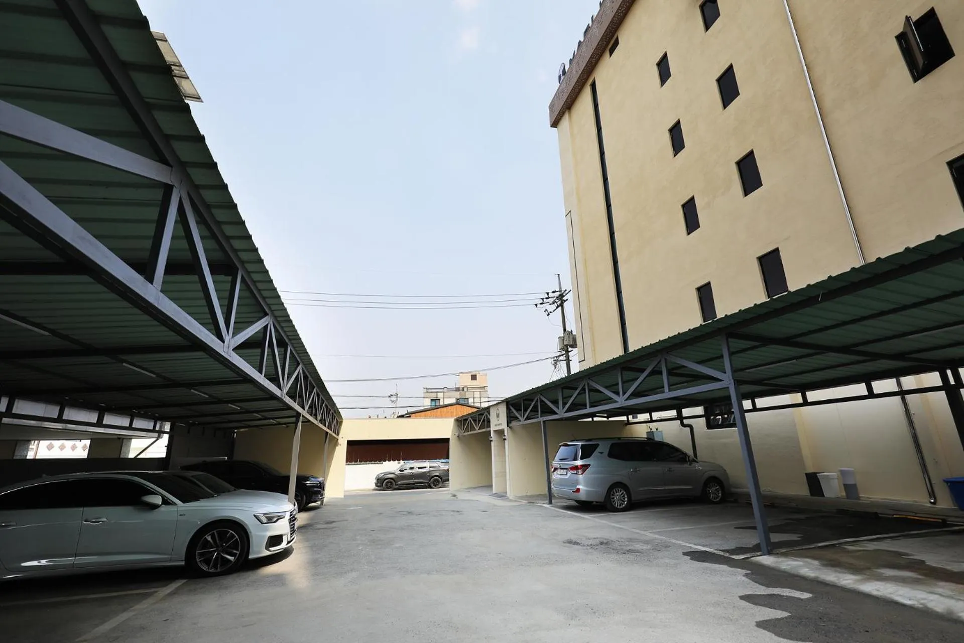 Property building in Mari Hotel