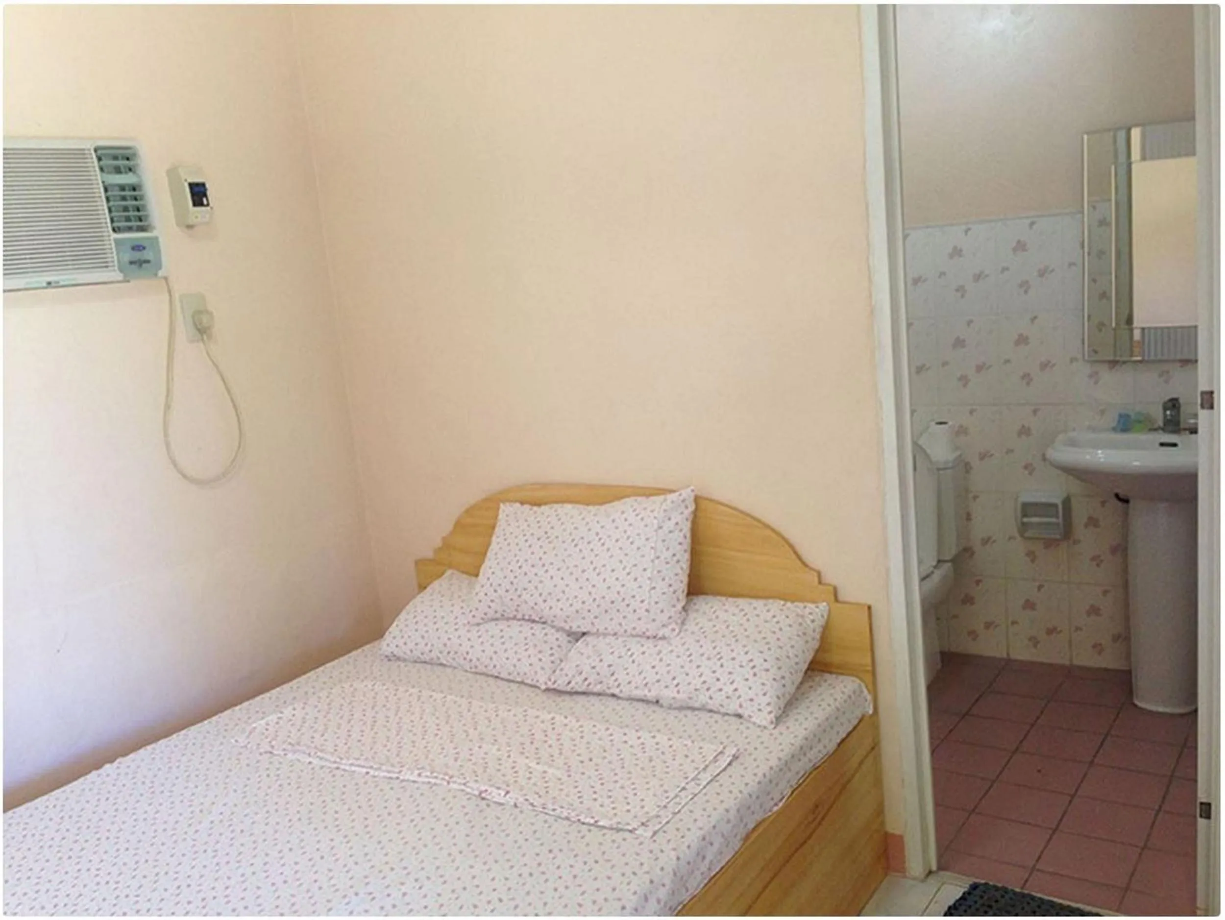 Bathroom, Bed in New Village Lodge