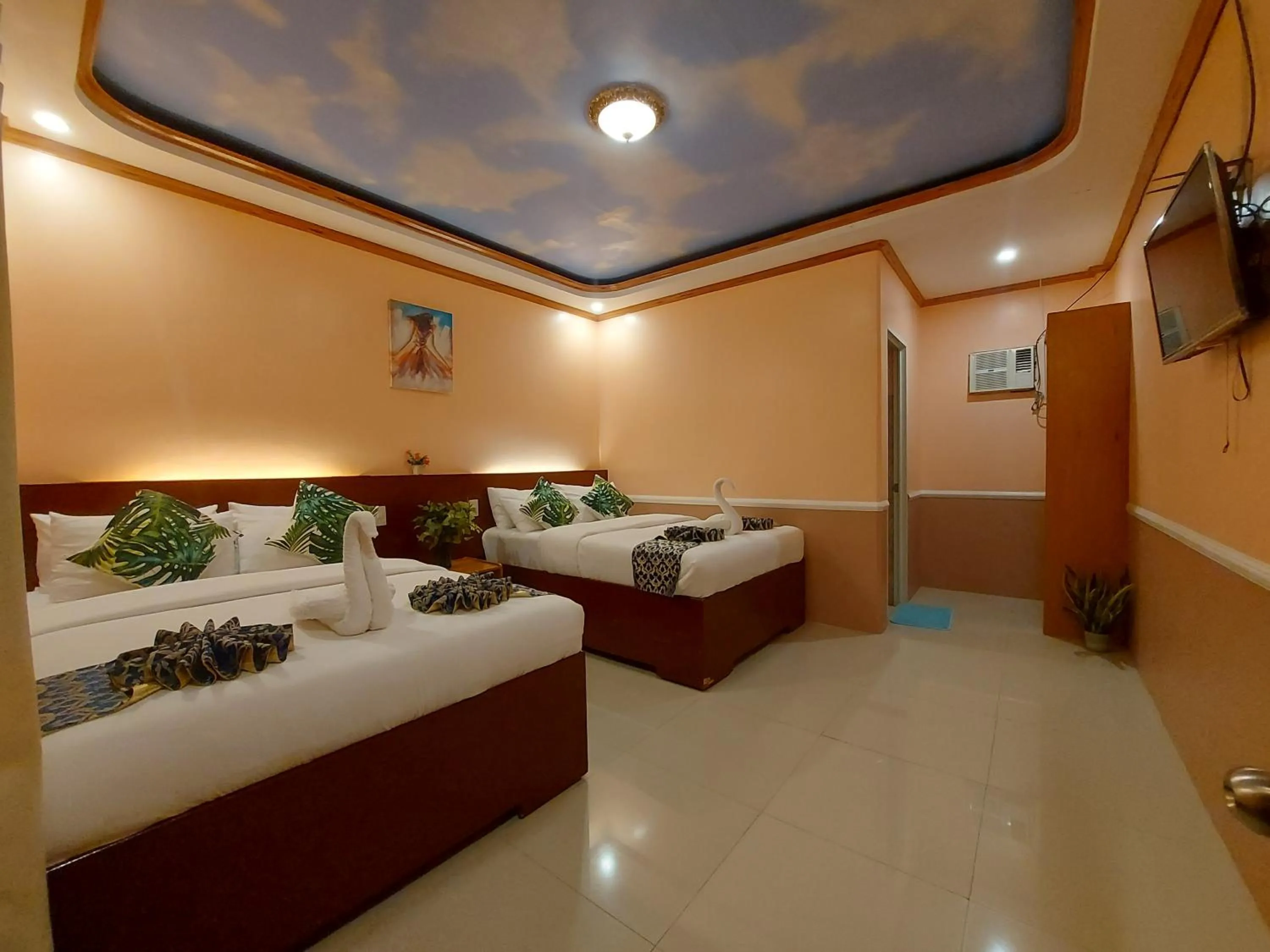 Photo of the whole room, Bed in New Village Lodge