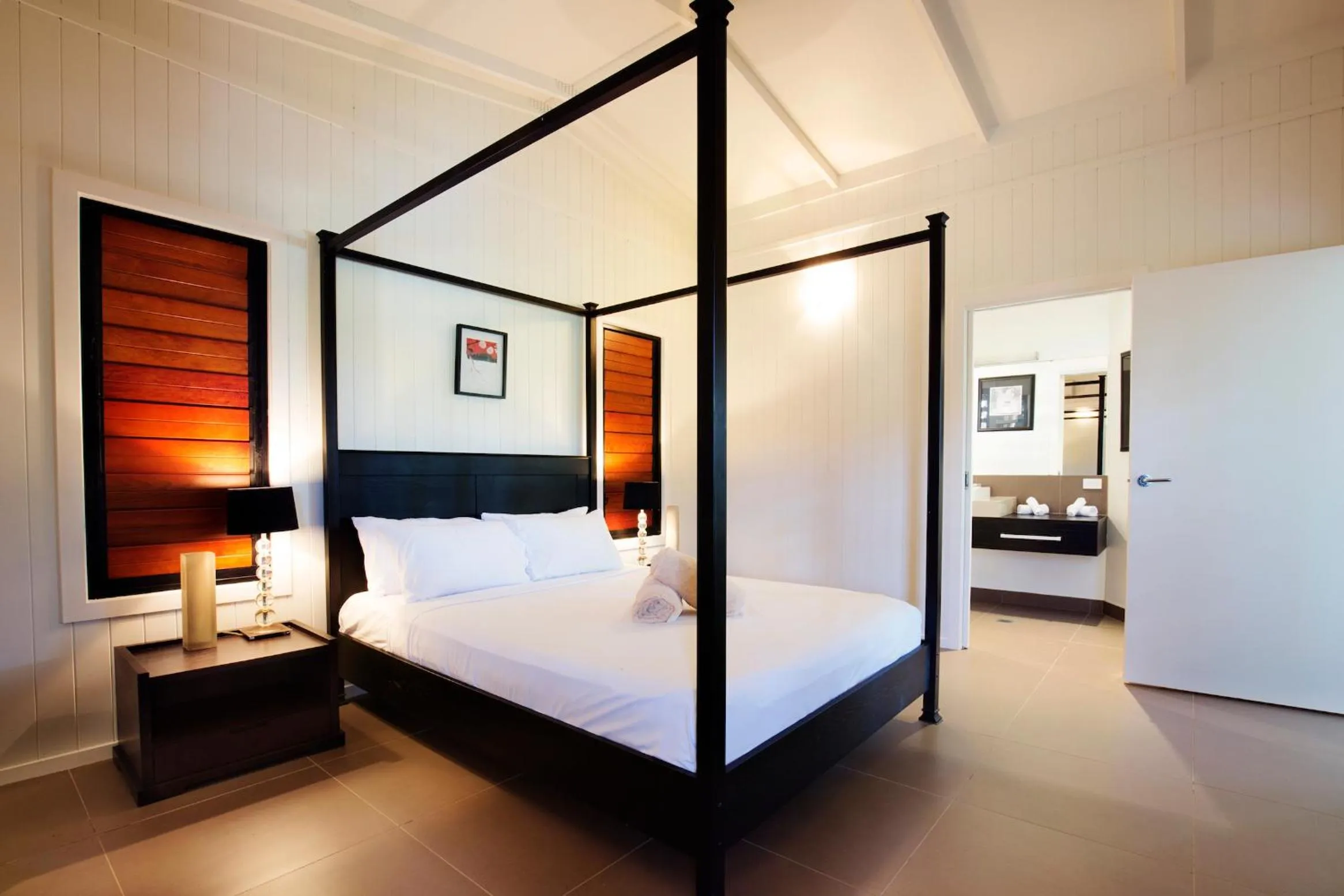 Bathroom, Bed in Palm Bay Resort