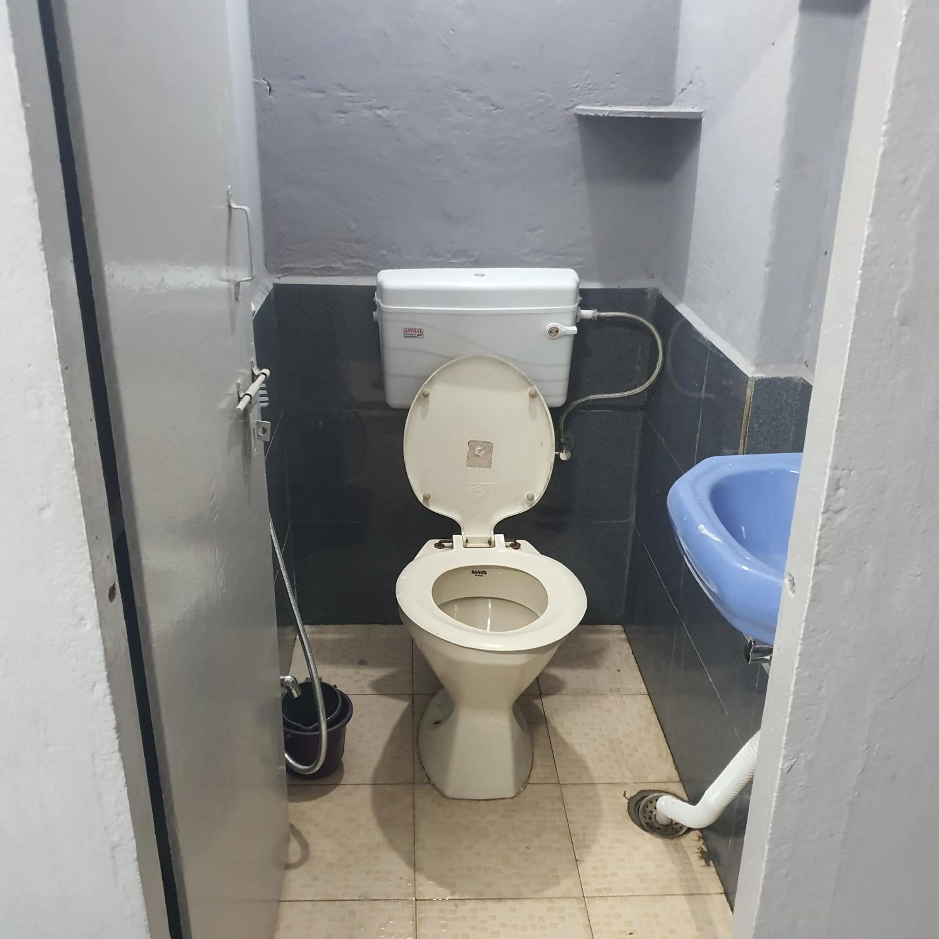 Toilet in Hotel Family Stay Beside Railway Station