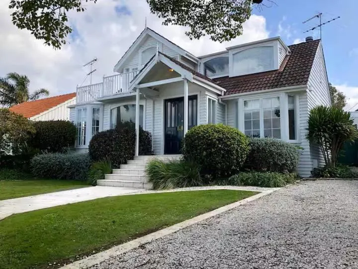 Emerald Inn on Takapuna Beach