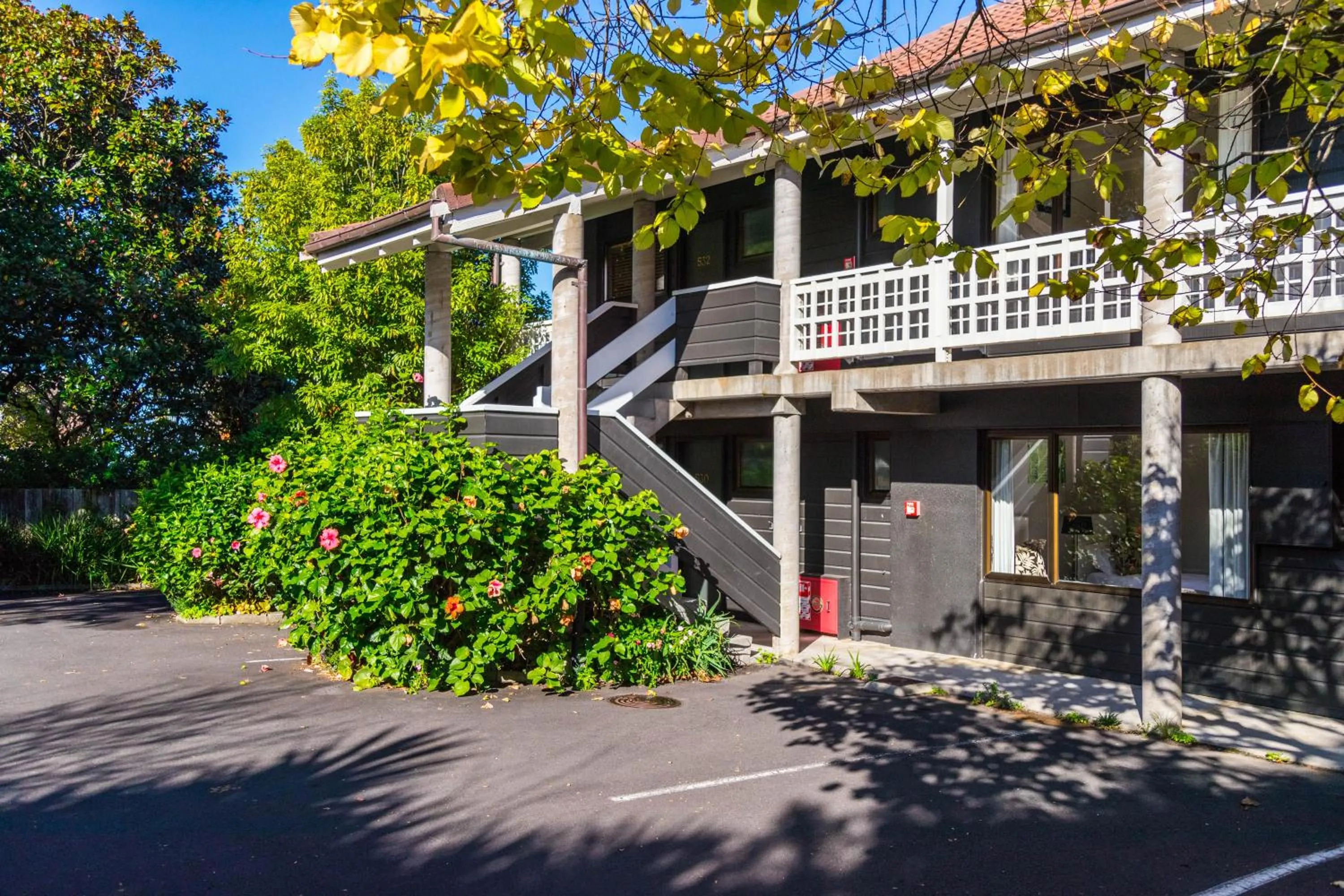 Property building in Emerald Inn on Takapuna Beach