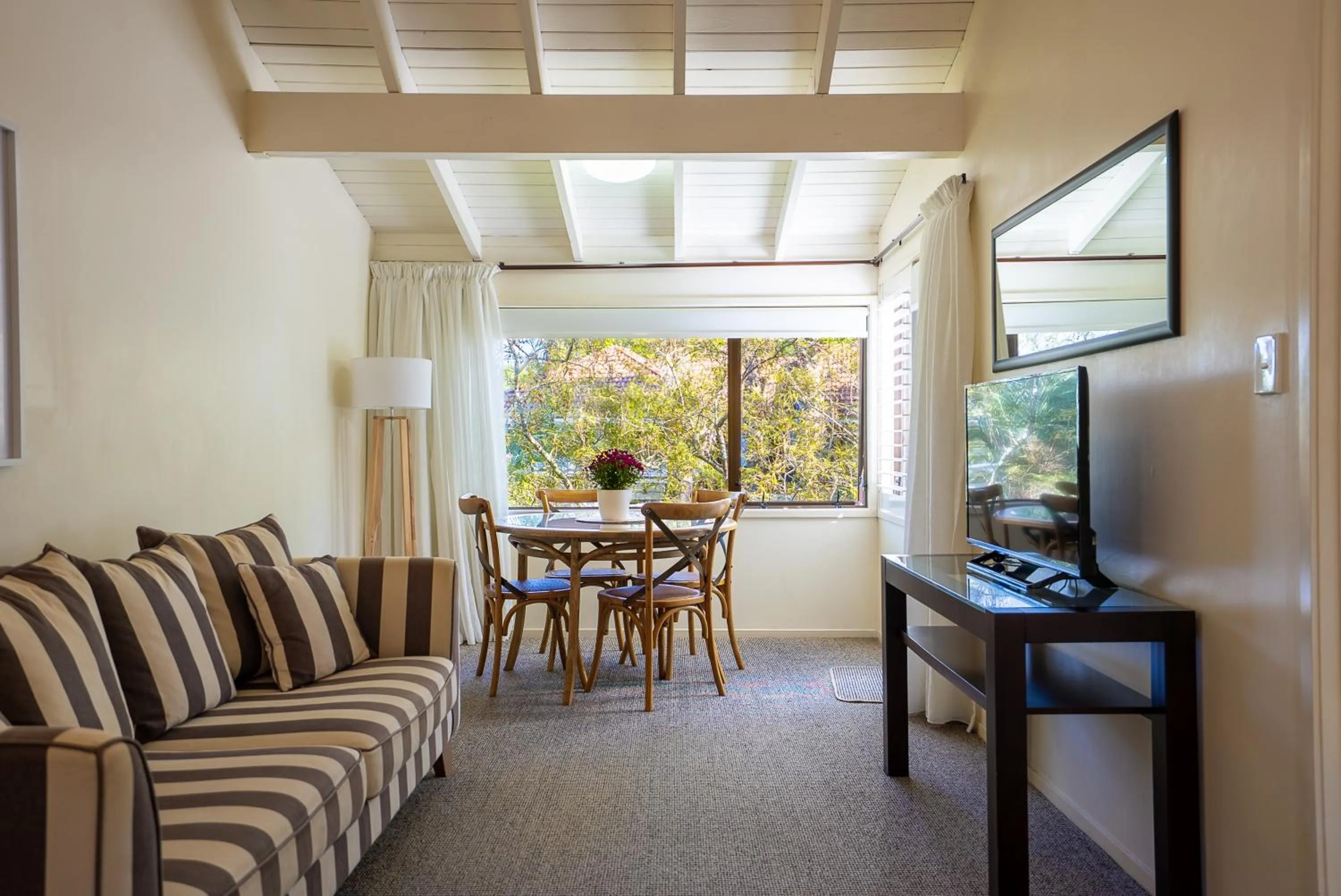 Day in Emerald Inn on Takapuna Beach