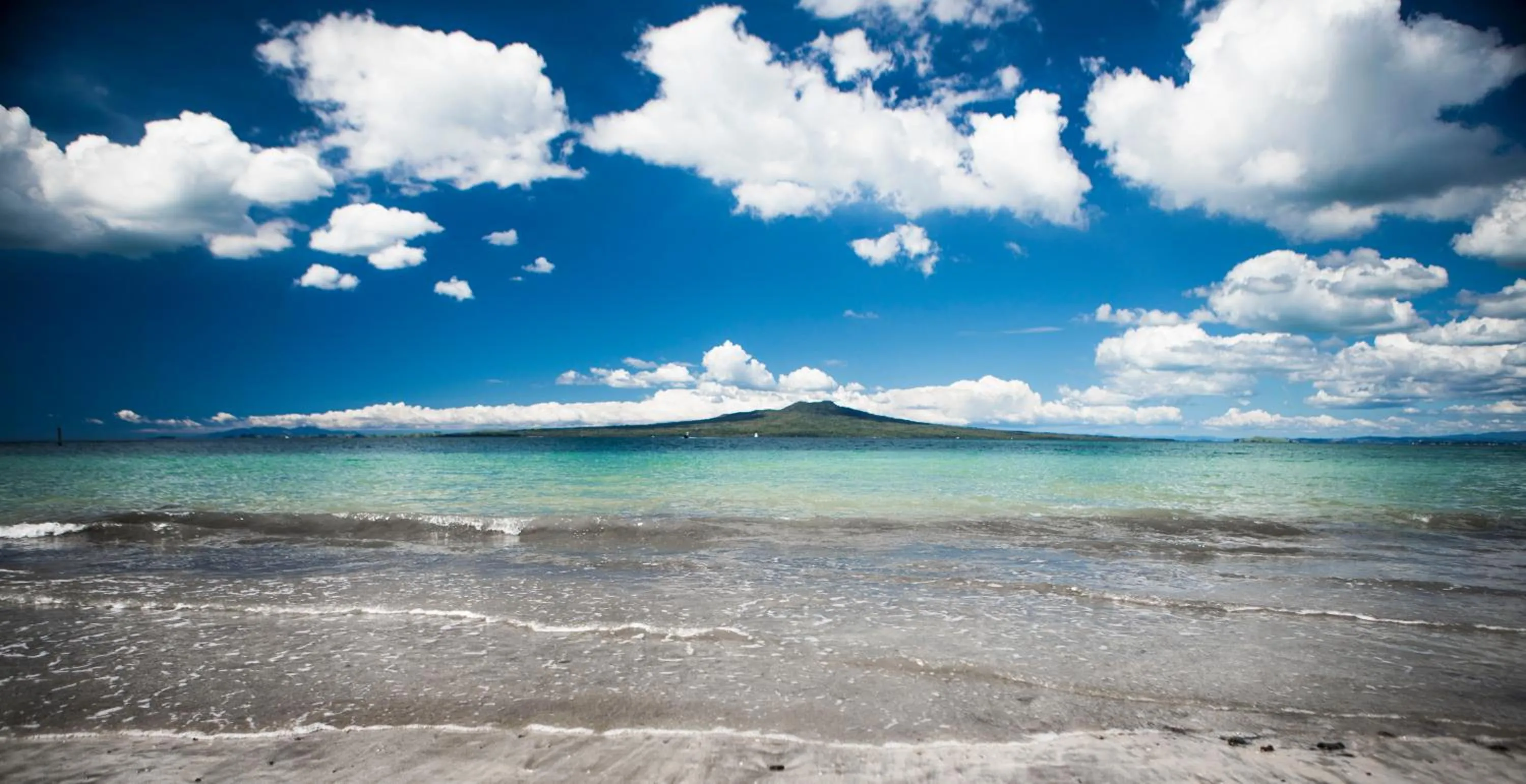 Nearby landmark in Emerald Inn on Takapuna Beach