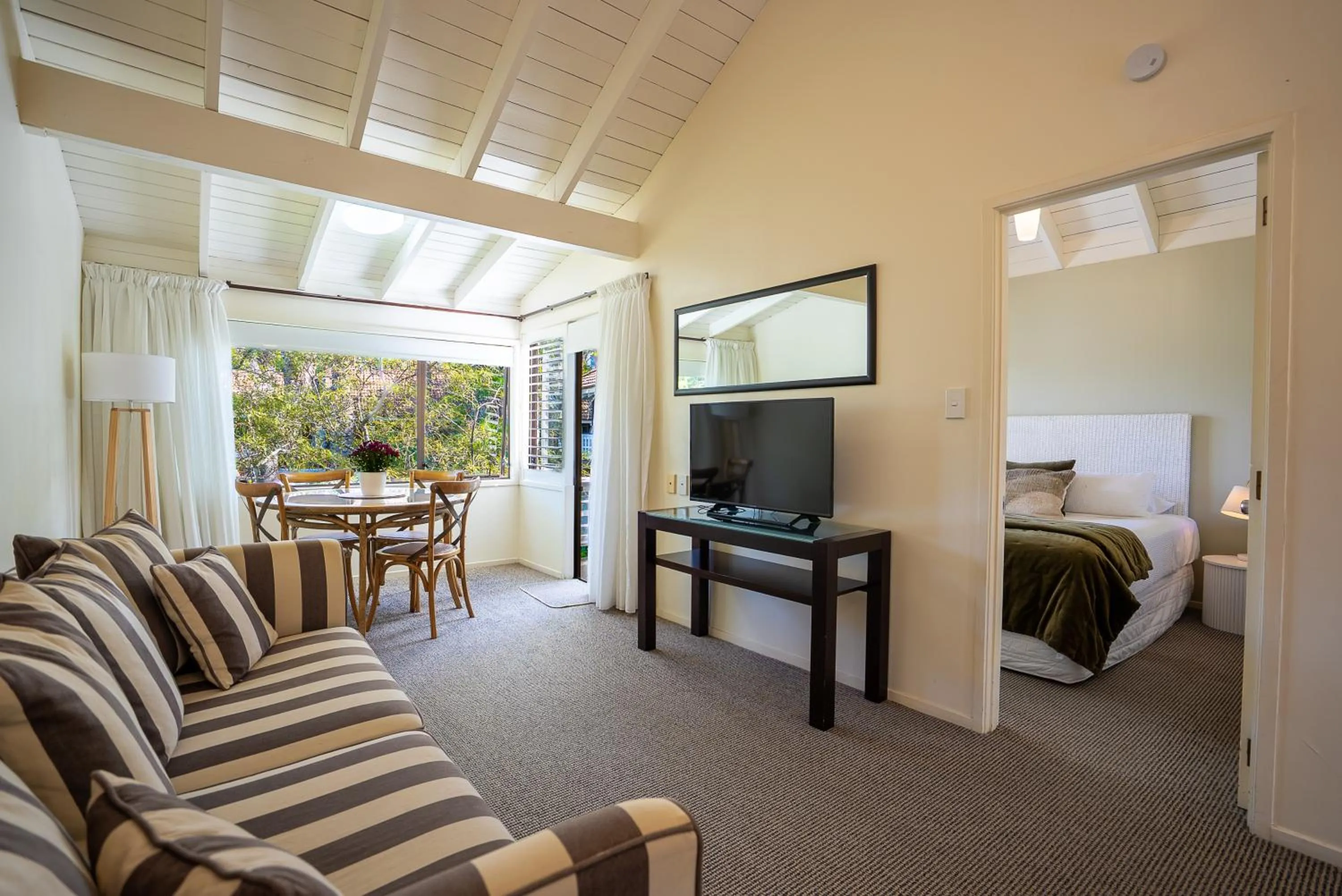 TV and multimedia, Bed in Emerald Inn on Takapuna Beach
