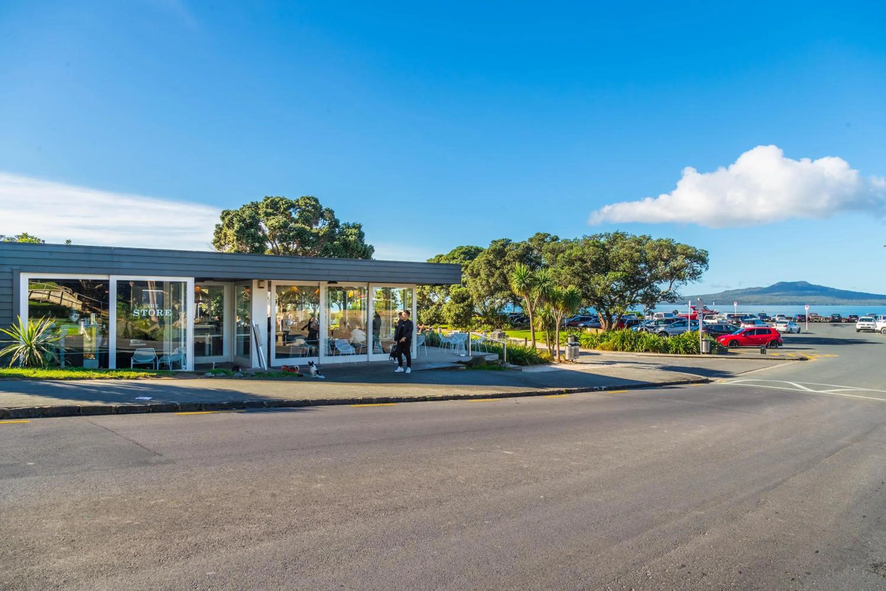 Restaurant/places to eat in Emerald Inn on Takapuna Beach