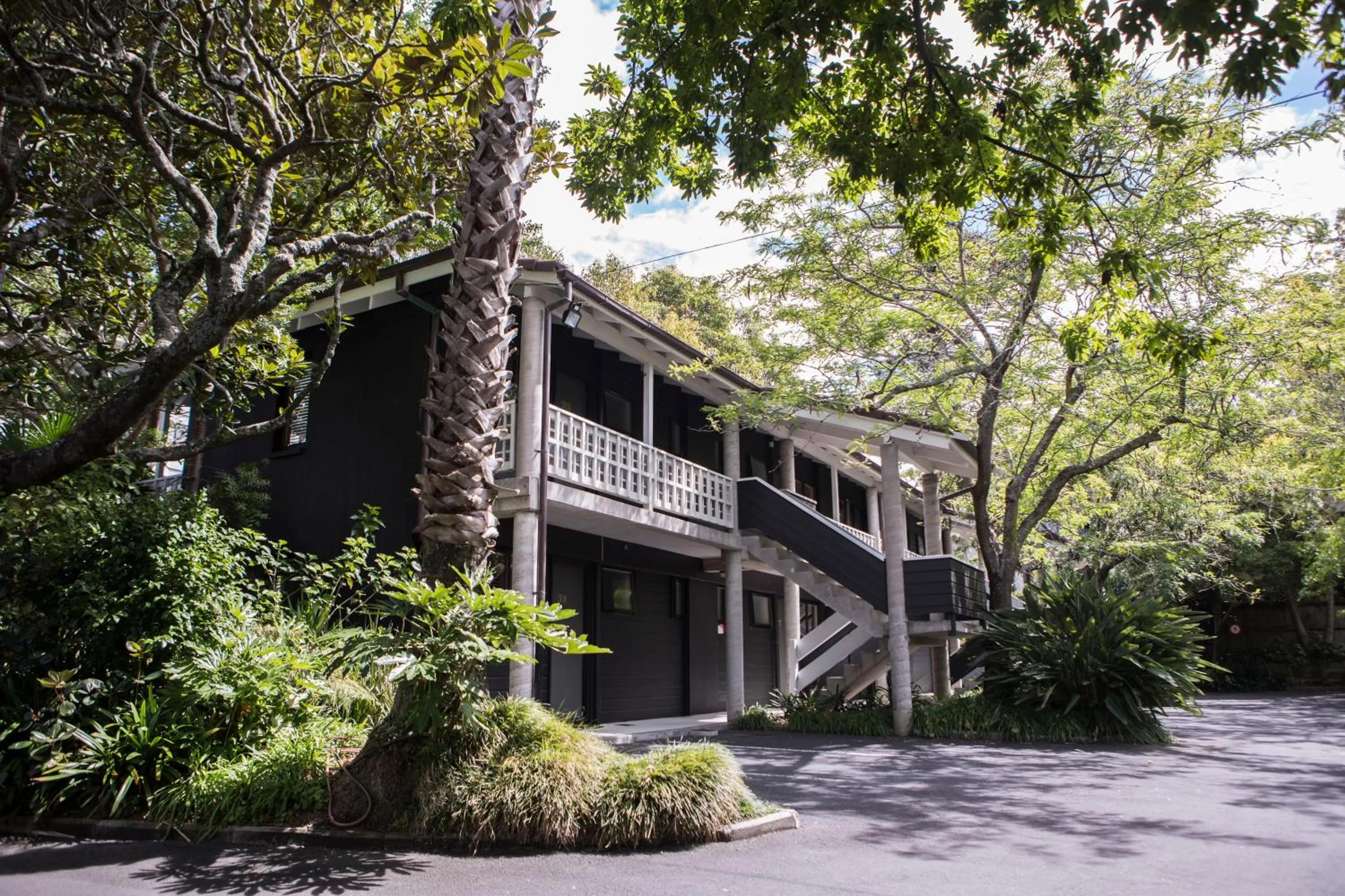Facade/entrance in Emerald Inn on Takapuna Beach