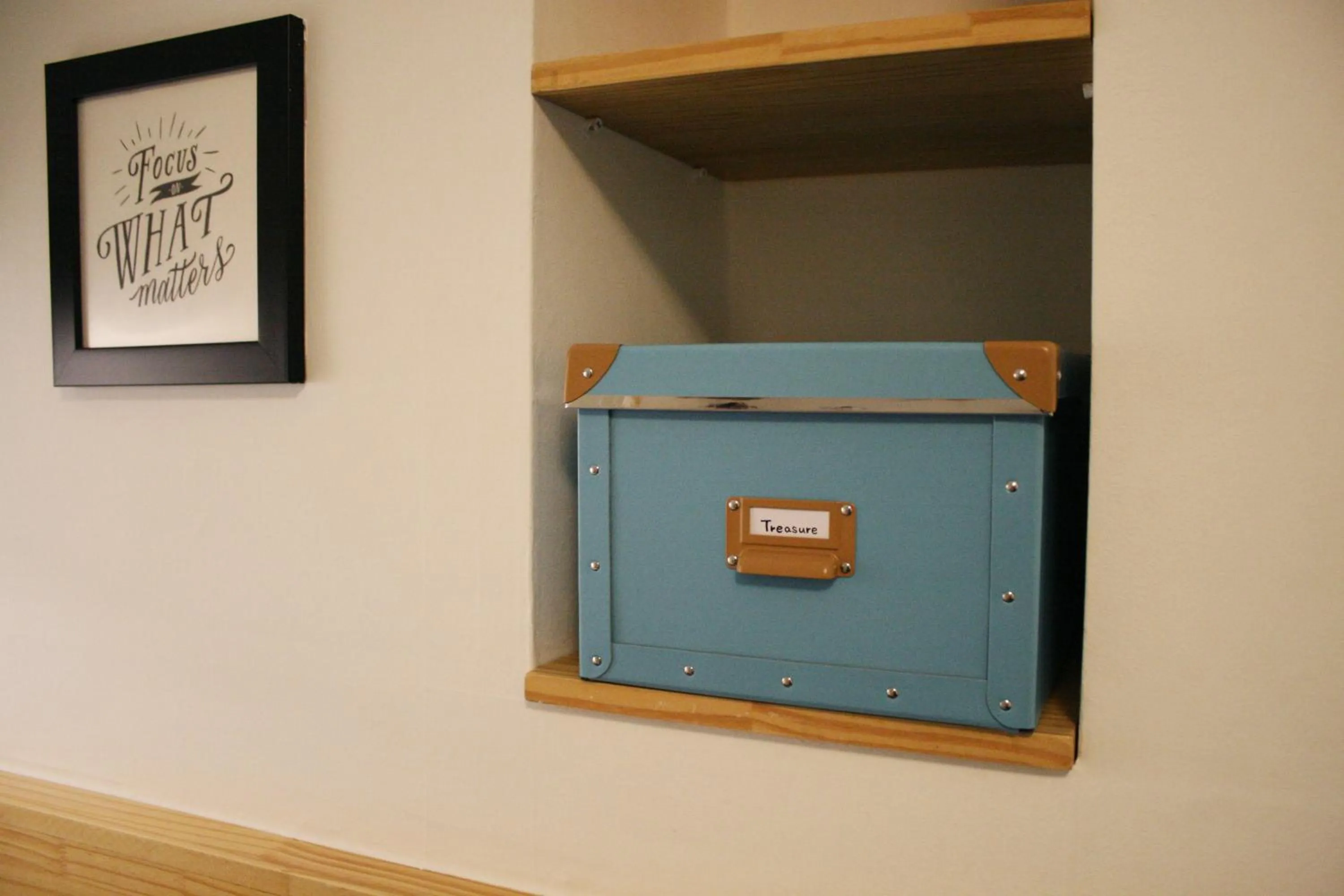 Decorative detail in Hostel Beige 2nd