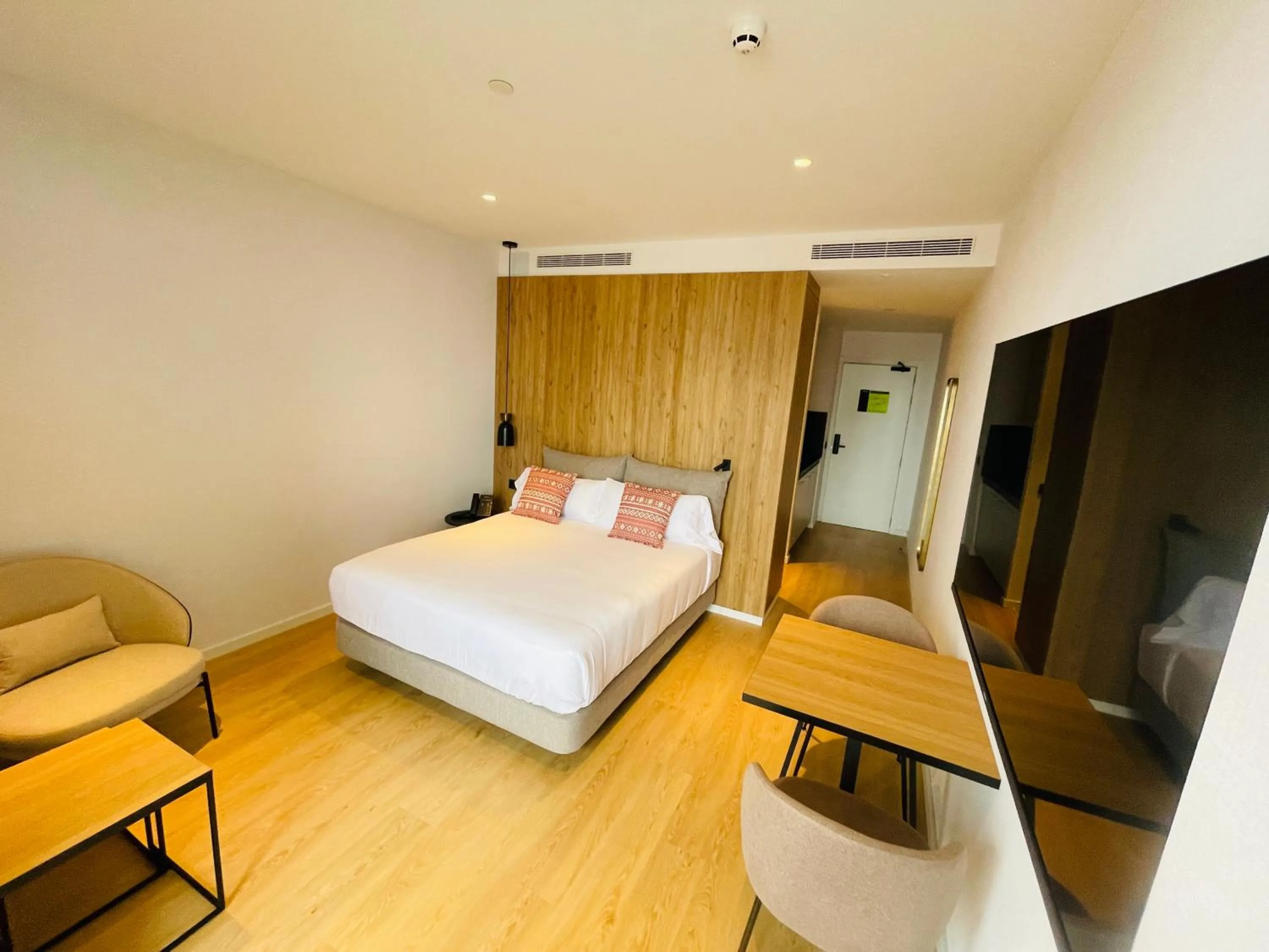 Photo of the whole room, Bed in Tembo Barcelona